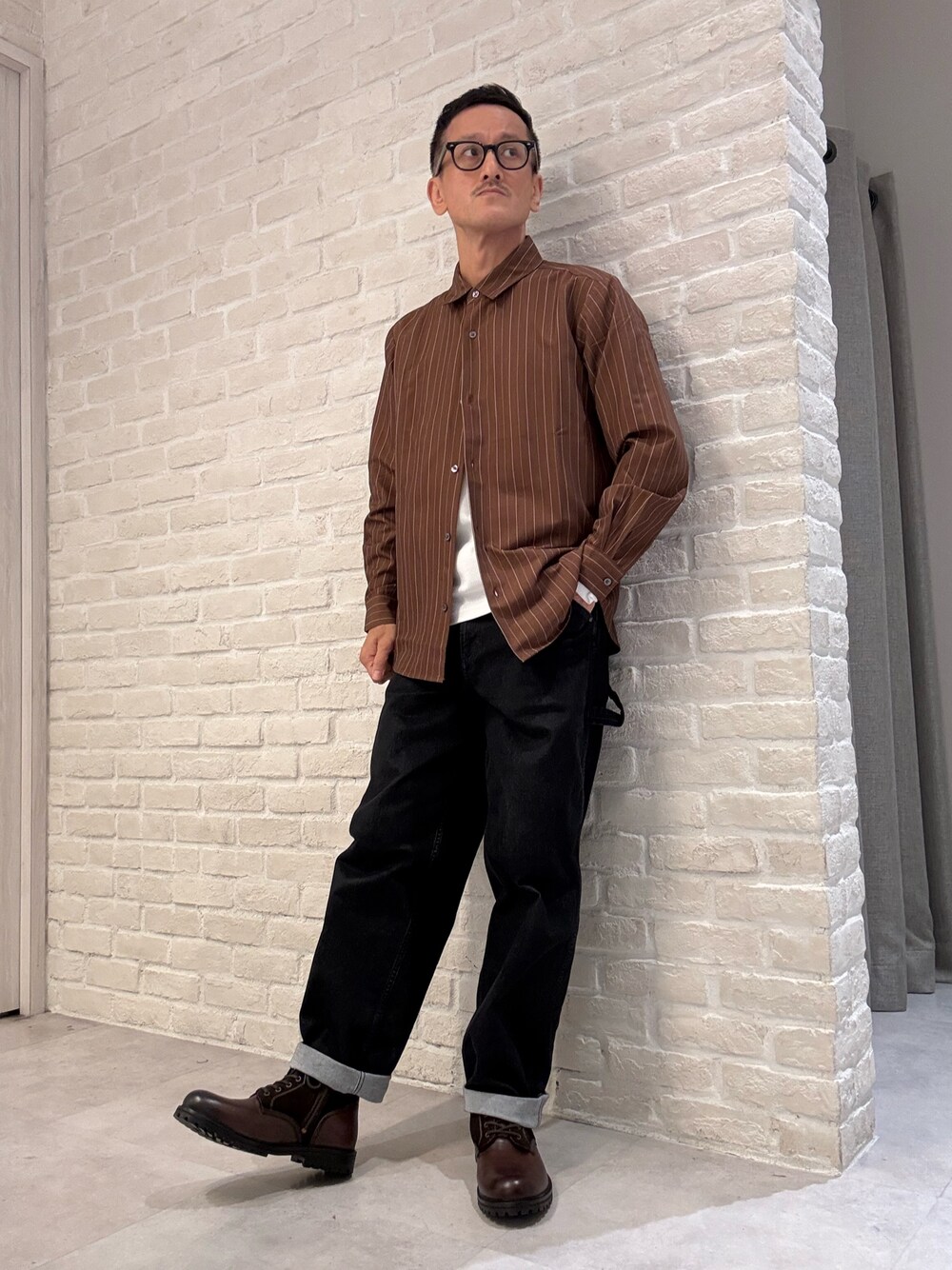 ブラウン系のシャツ/ブラウス、ホワイト系のTシャツ/カットソーを着用したメンズの秋コーディネートの1枚目の写真
