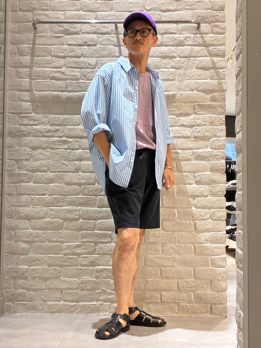 ブルー系のシャツ/ブラウス、パープル系のTシャツ/カットソー、ブルー系のその他パンツを着用したメンズの夏コーディネートの1枚目の写真