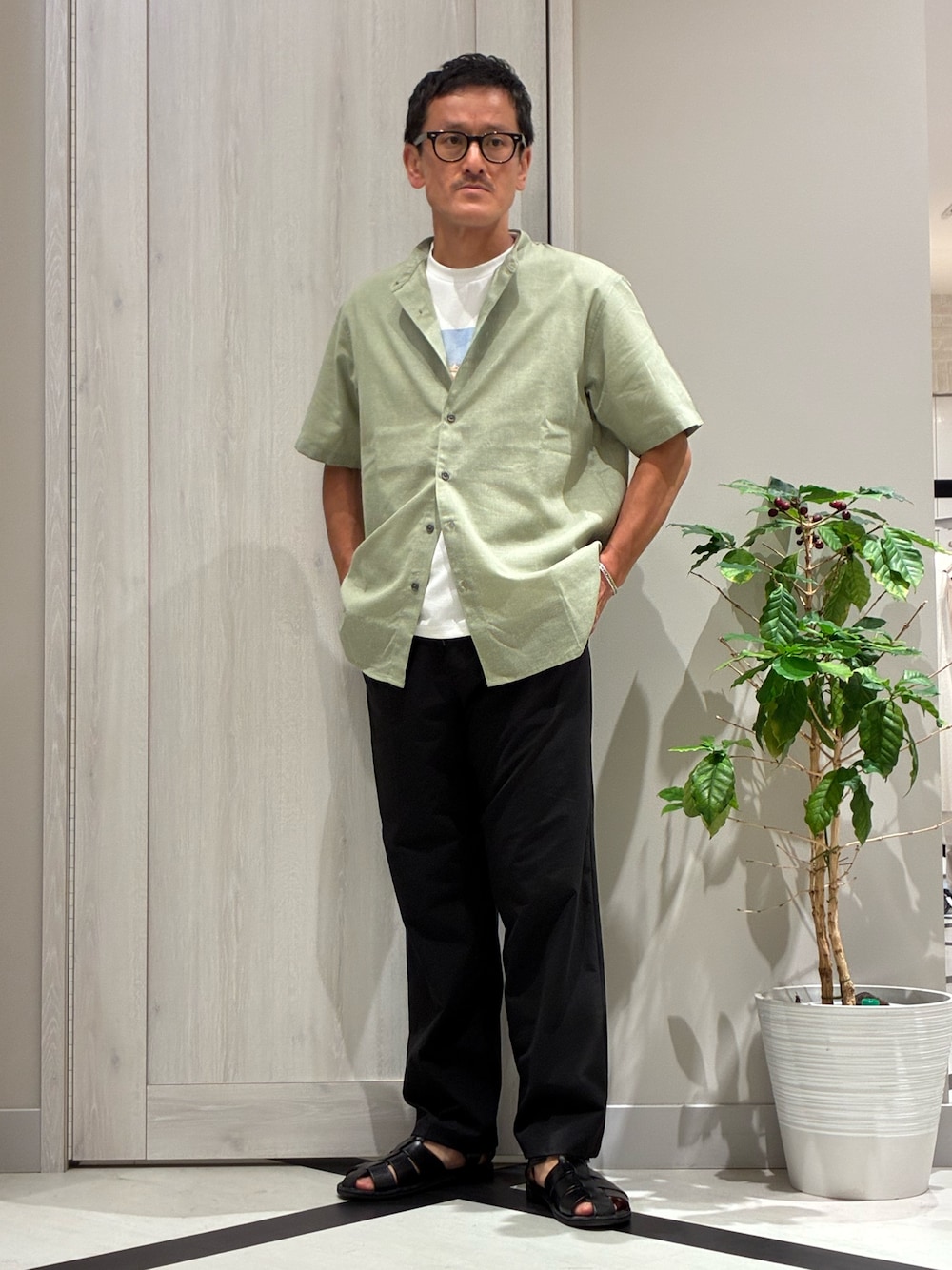 グリーン系のシャツ/ブラウス、その他のTシャツ/カットソー、ブルー系のスラックスを着用したメンズの夏コーディネートの1枚目の写真