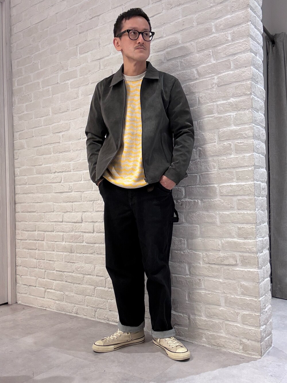 ブラック系のブルゾン、ベージュ系のニット/セーターを着用したメンズの秋コーディネートの1枚目の写真