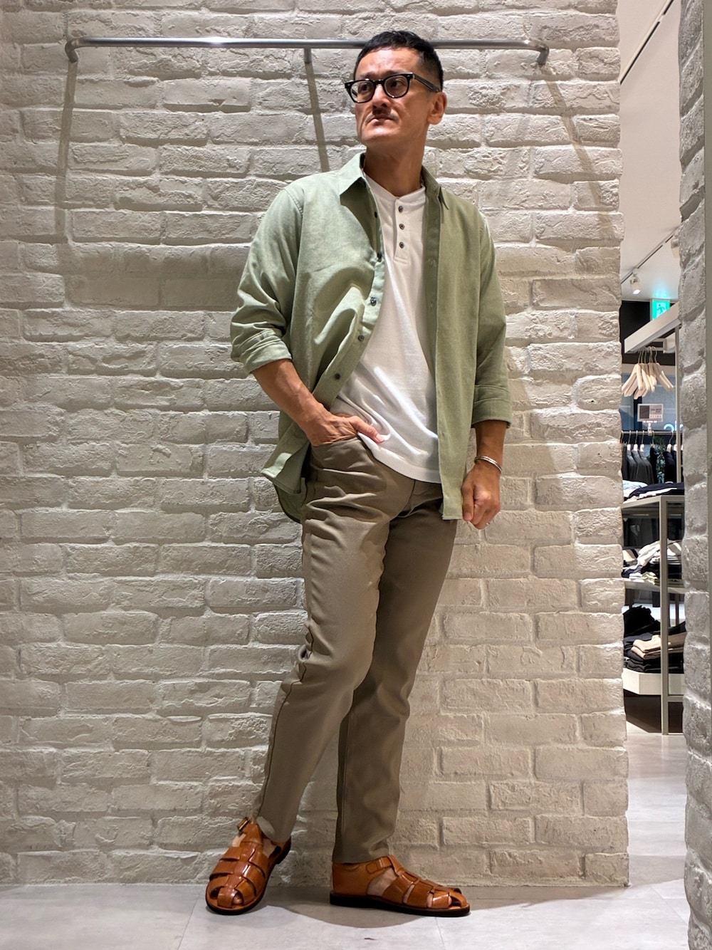 グリーン系のシャツ/ブラウス、ホワイト系のTシャツ/カットソー、ベージュ系のその他パンツを着用したメンズの夏コーディネートの1枚目の写真