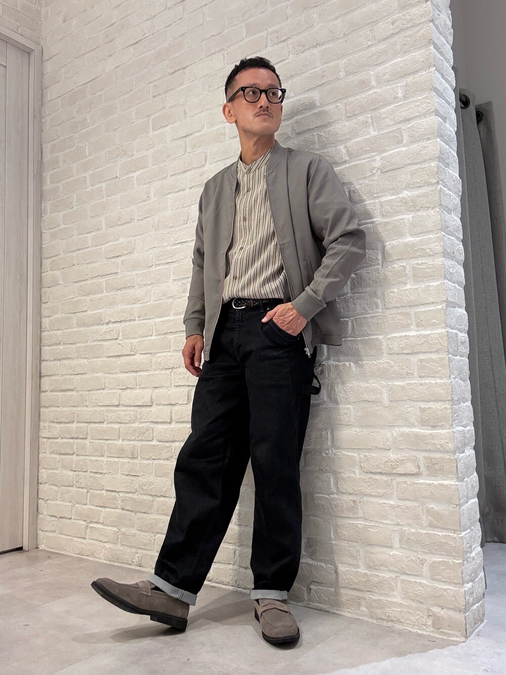 ブラウン系のブルゾン、ブラウン系のシャツ/ブラウスを着用したメンズの秋コーディネートの1枚目の写真