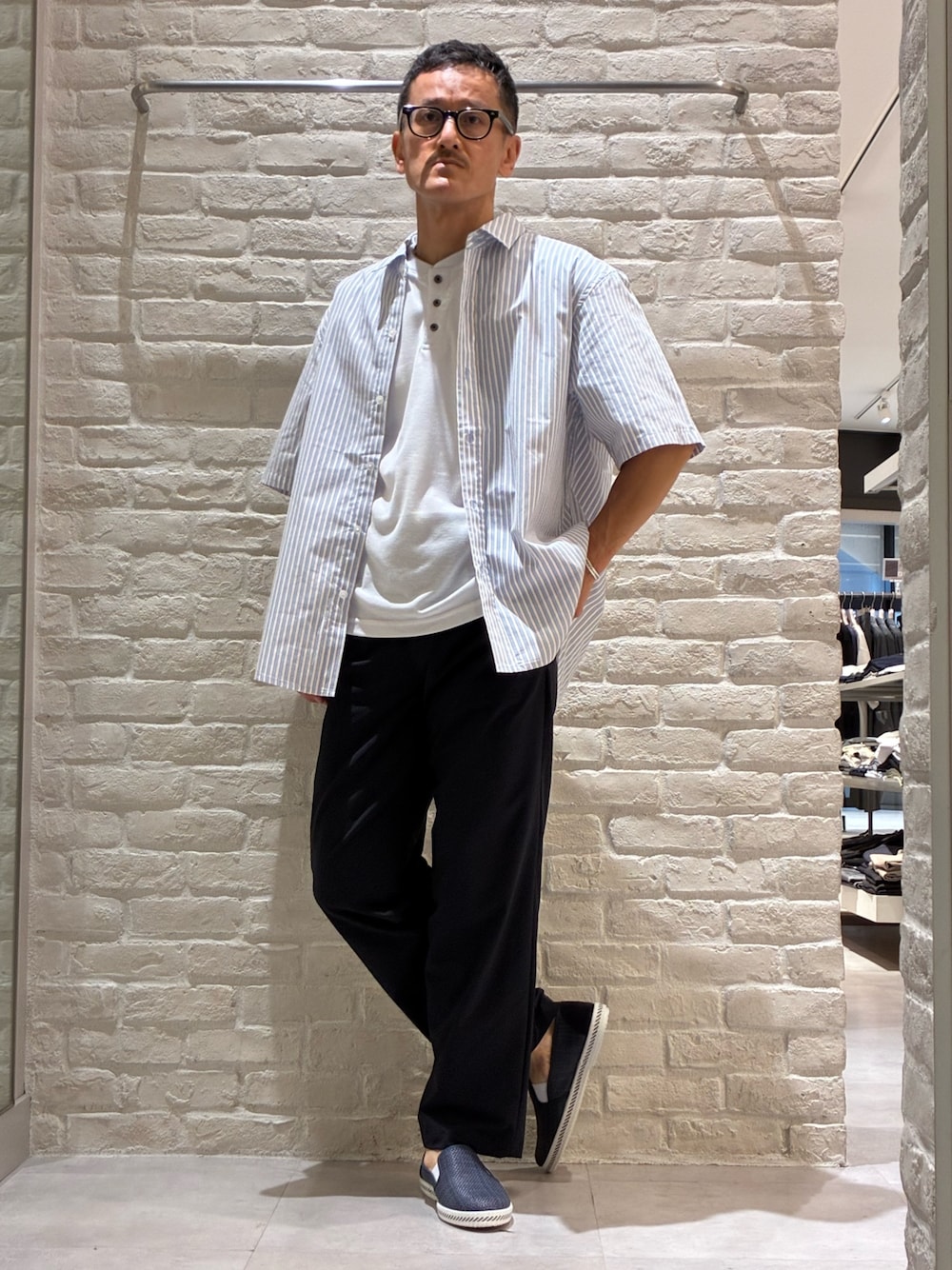 ブルー系のシャツ/ブラウス、ホワイト系のTシャツ/カットソー、ブルー系のスラックスを着用したメンズの夏コーディネートの1枚目の写真