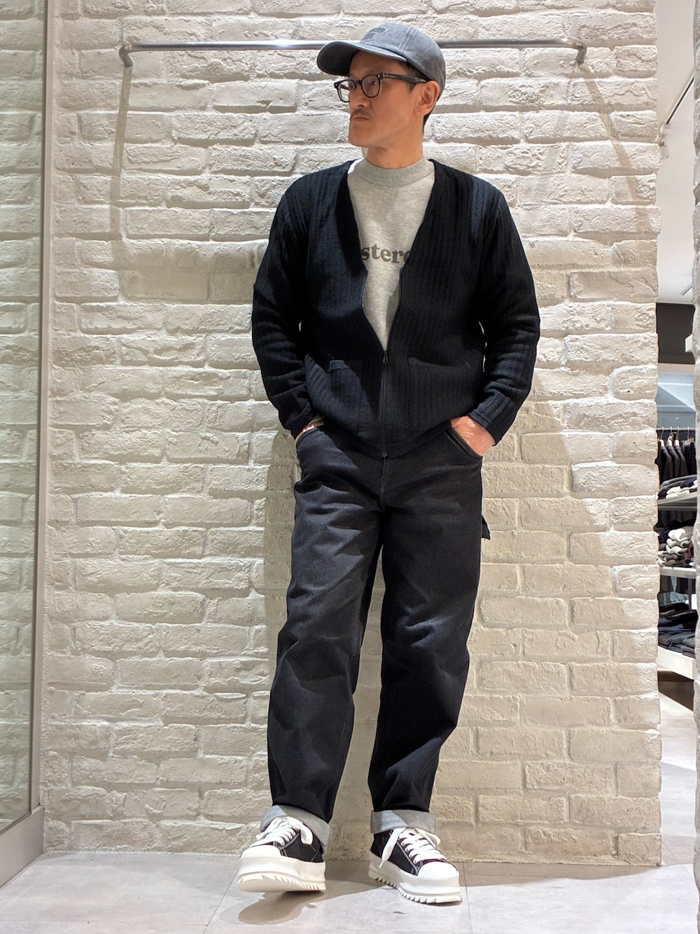 ブラック系のカーディガン/ボレロ、グレー系のニット/セーターを着用したメンズの冬コーディネートの1枚目の写真