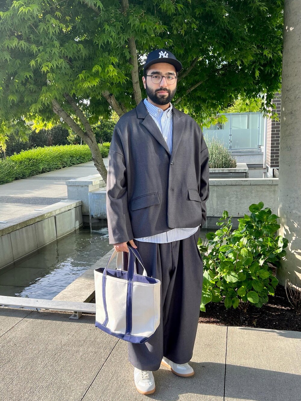 「summer、Suit、BEAMS、casual」｜「L.L.Beanのアイテム（トートバッグ、ブルー系）」を使った、アルンさん（メンズ・170cm）の春コーディネートの1枚目の写真