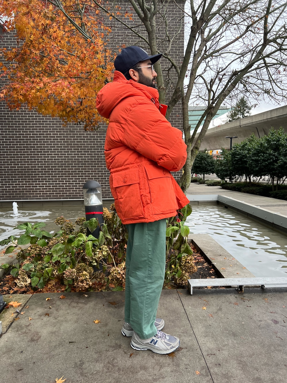 「服とコスメでなりたい自分に、クリスマスに着たい服、おしゃれさんと繋がりたい、大人コーデ、秋冬コーデ」｜「frizmworksのアイテム（ダウンジャケット/コート、オレンジ系）」を使った、アルンさん（メンズ・170cm）の冬コーディネートの1枚目の写真