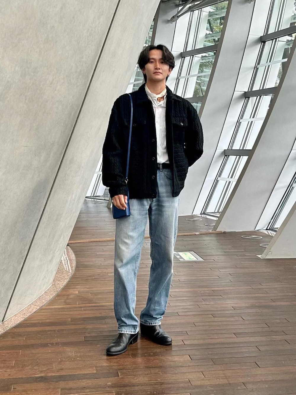 ブルー系のデニムパンツ、ブラック系のドレスシューズ、ブラック系のジャケット/アウターを着用したメンズの秋コーディネートの1枚目の写真