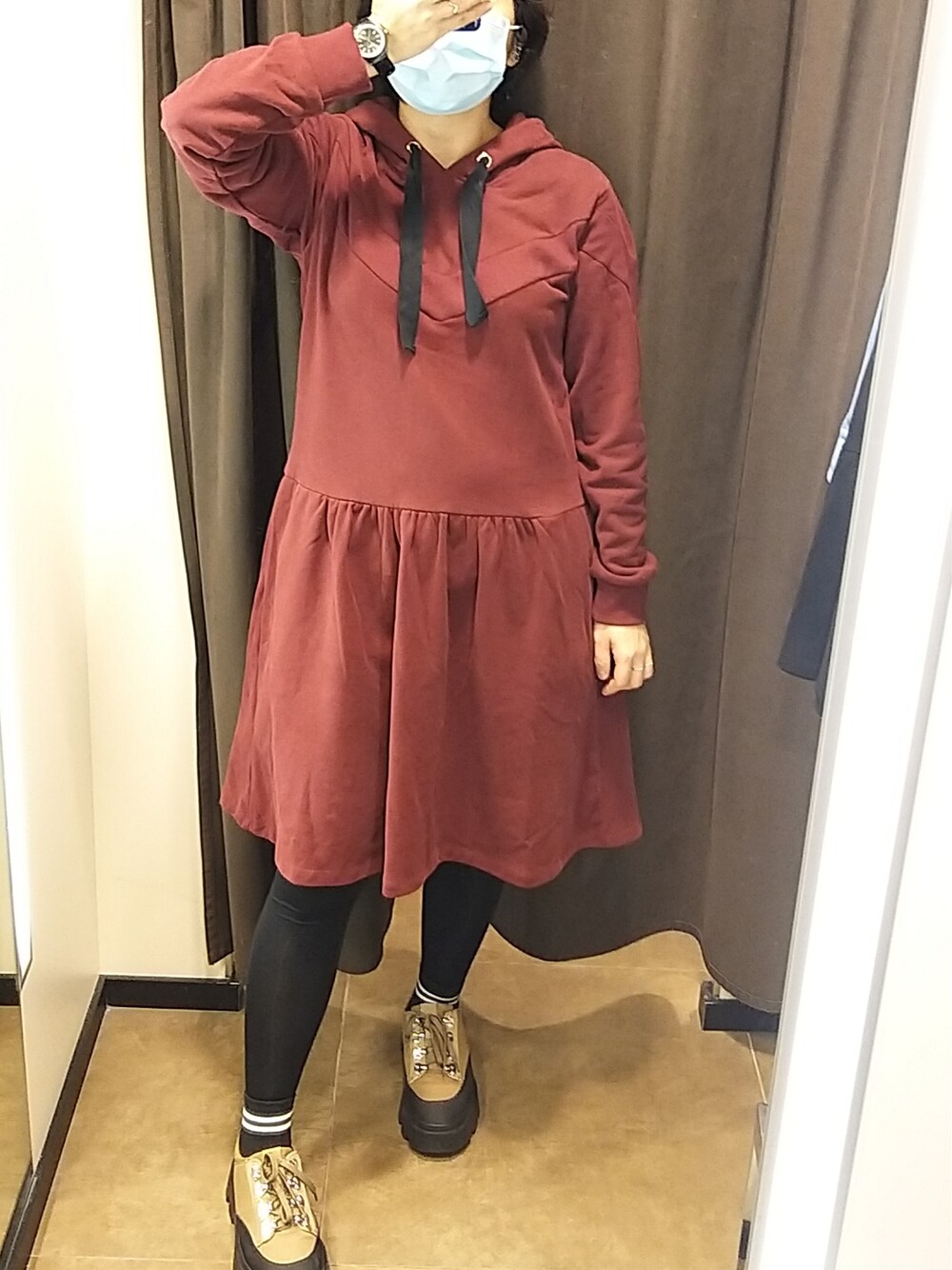 ブルー系のブルゾン、レッド系のワンピース/ドレス、ブラウン系のシューズを着用したレディースの冬コーディネートの2枚目の写真