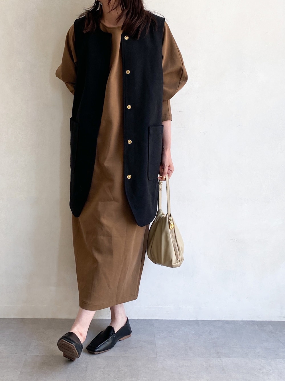「休日スタイル、カジュアルコーデ、シンプルコーデ、秋先取りコーデ、大人女子、秋コーデ、大人カジュアル、ショルダーバッグ、ラシット、秋、ワンピース、ベスト、ジレ、ローファー」｜「russetの【追加分予約受付中】《gem_by russet》レザーワンハンドルバッグ〈WEB限定〉（ショルダーバッグ、ベージュ系）」を使った、kaoさん（レディース・160cm）の夏コーディネートの1枚目の写真