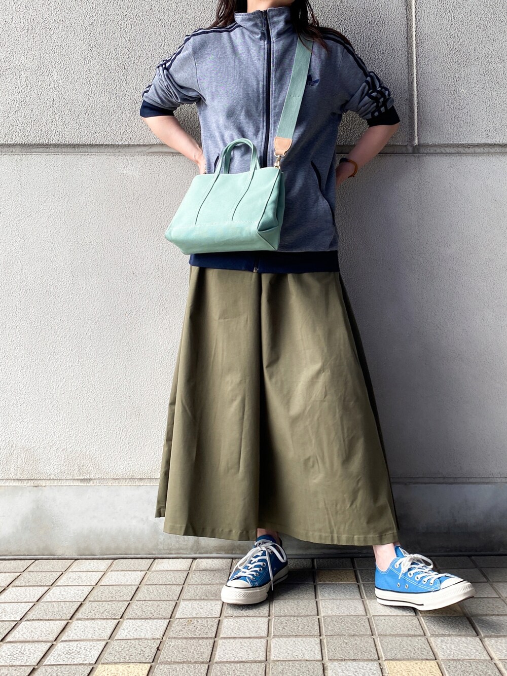 「トラックジャケット、古着MIX、古着、カジュアル、休日スタイル、オトナカジュアル、スカート、ハンドバッグ、russet(russet)、ショルダーバッグ、adidas、休日コーデ、コンバース、骨格ナチュラル、オトナ女子」｜「russetのWEB限定カラー"ミント"予約受付中《SHOPPER》トートバッグ S【キャンバス】(CE-241)（ハンドバッグ、グリーン系）」を使った、kaoさん（レディース・160cm）の夏コーディネートの1枚目の写真