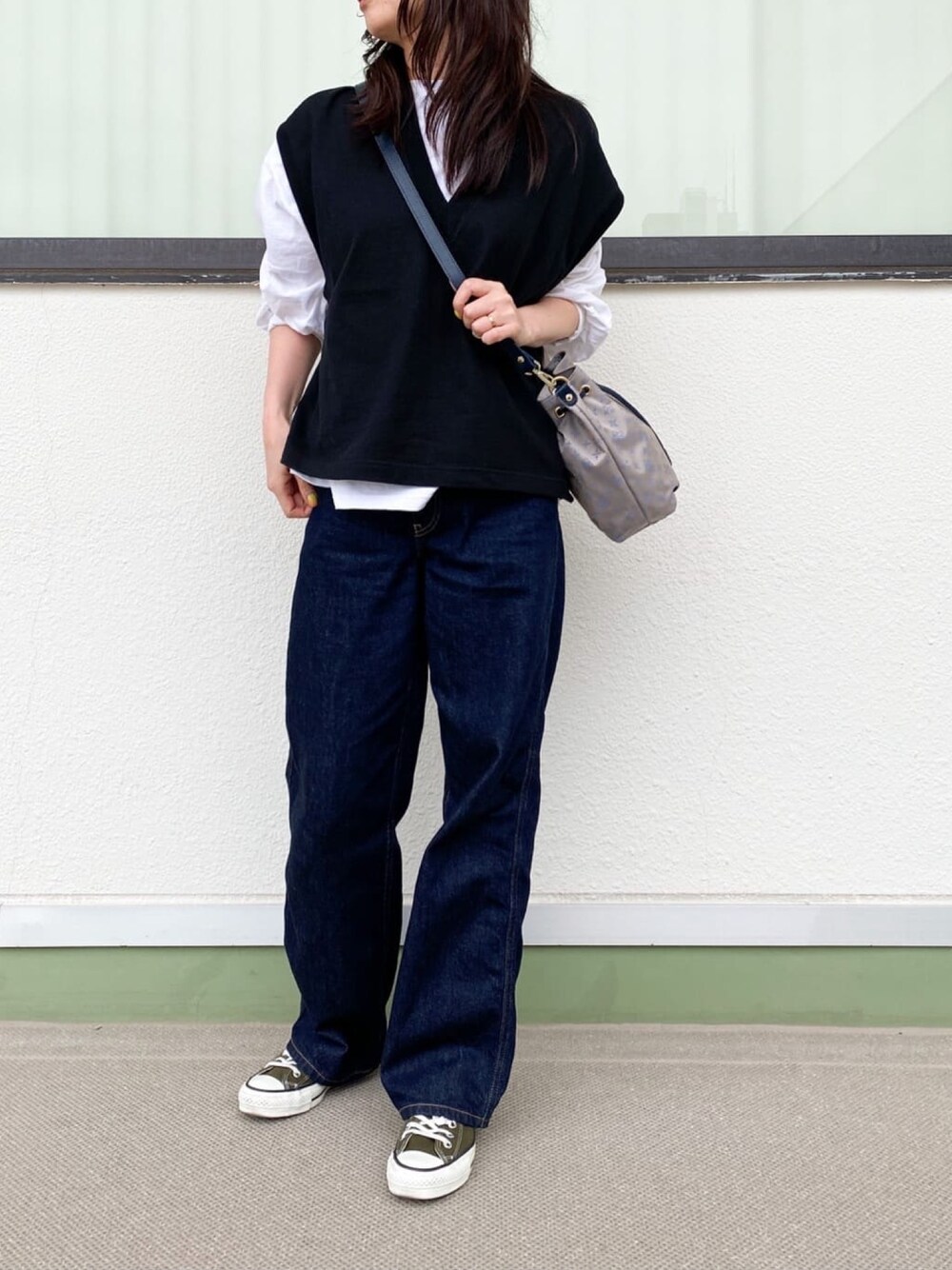 「休日スタイル、シンプルコーデ、モノトーンコーデ、オトナ女子、オトナカジュアル、デニムパンツ、UNIQLO、ユニクロ、レイヤードスタイル、メンズライク、russet(russet)、コンバース、converse、スニーカーコーデ、スニーカー女子」｜「solamonatのアイテム（ベスト、ブラック系）」を使った、kaoさん（レディース・160cm）の春コーディネートの1枚目の写真