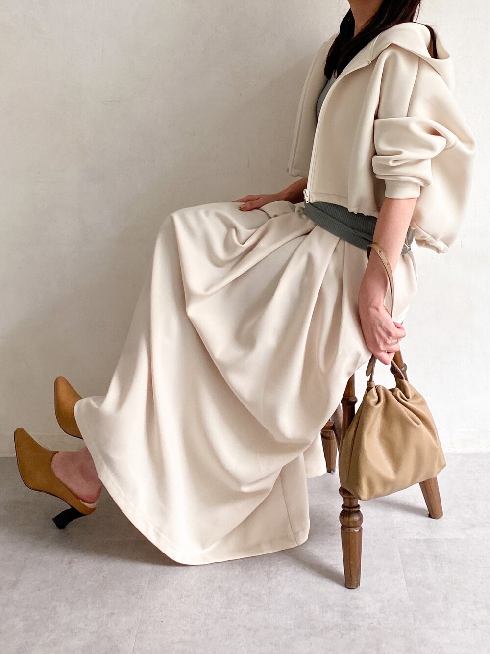 「オトナカジュアル、春服コーデ、大人女子、russet(russet)、予約商品、パーカーコーデ、スカートコーデ、ショートパーカー、春コーデ、キレイめコーデ」｜「russetのシャーリングショートパーカー(O-065)（パーカー、ホワイト系）」を使った、kaoさん（レディース・160cm）の冬コーディネートの1枚目の写真