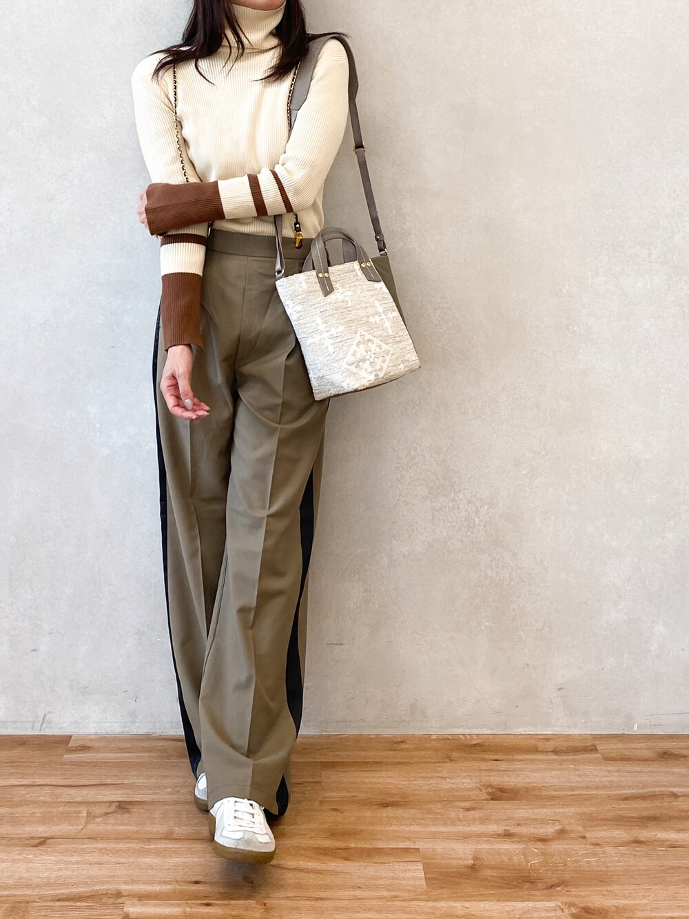 「ショルダーバッグ、russet(russet)、大人カジュアル、ラインパンツ、スポーティー、ニット、ニットコーデ、タートルネック、スニーカー、スニーカーコーデ、シンプルコーデ、秋コーデ、パンツコーデ、秋冬コーデ、骨格ナチュラル」｜「russetの【Holiday Collection/WEB限定】ダブルフェイスショルダーバッグ (CE-1195-WEB)（ショルダーバッグ、ホワイト系）」を使った、kaoさん（レディース・160cm）の秋コーディネートの1枚目の写真