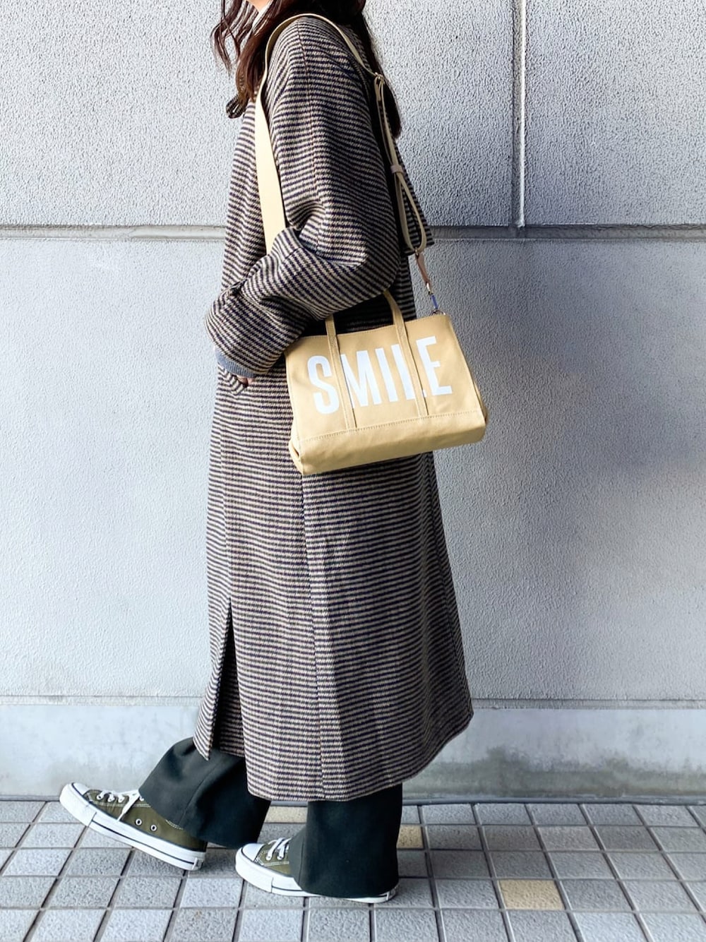 「大人カジュアル、パンツスタイル、シンプルスタイル、オトナ女子、BONLECILL、russet(russet)、スニーカー、スニーカー女子、スニーカーコーデ、ステンカラーコート、チェックコート、春先取り、ユニクロコーデ、UNIQLOコーデ」｜「BONLECILLのアイテム（ステンカラーコート、グリーン系）」を使った、kaoさん（レディース・160cm）の冬コーディネートの1枚目の写真