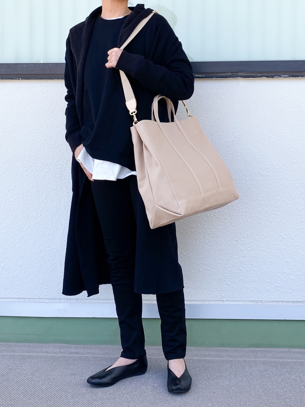 「大人カジュアル、モノトーンコーデ、UNIQLO、russet(russet)、着回しコーデ、レイヤードスタイル、シンプルコーデ、スキニーパンツ、ブラックコーデ、骨格ナチュラル、キャンバストート、大人女子、大きめバッグ」｜「russetの【SSカラー追加】＜SHOPPER＞キャンバストートバッグ L ／CE-244（トートバッグ、ベージュ系）」を使った、kaoさん（レディース・160cm）の春コーディネートの1枚目の写真