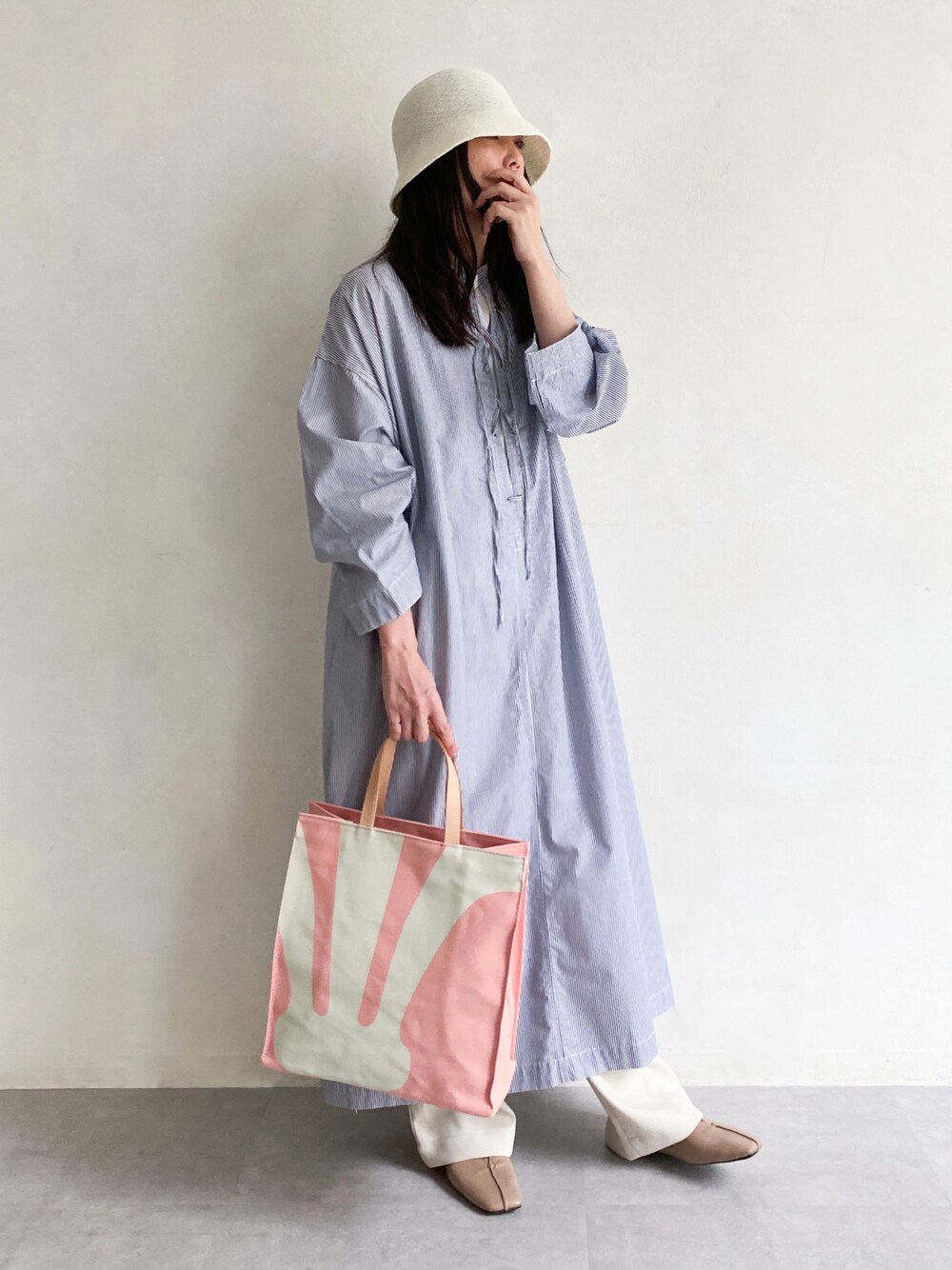 「春、カジュアル、ワンピース、russet(russet)、オトナ女子、トートバッグ、シャツワンピ、バケットハット、サンダル、ストライプ、シンプルスタイル、春色」｜「russetの【新色予約受付中】SERENDY トートバッグ(CE-545)（トートバッグ、ピンク系）」を使った、kaoさん（レディース・160cm）の春コーディネートの1枚目の写真