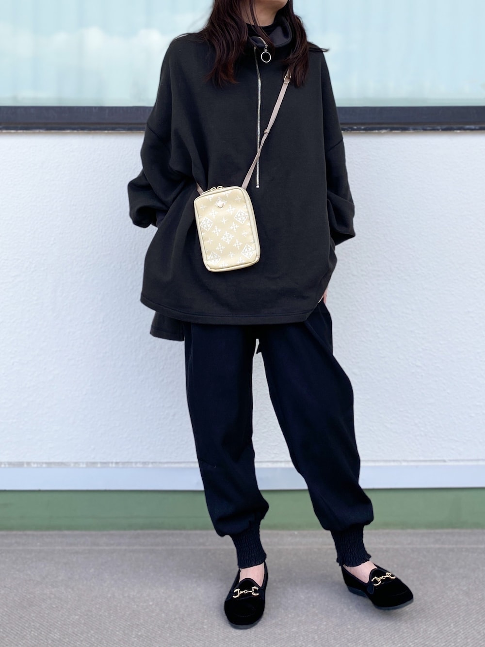 「春コーデ、カジュアル、シンプルコーデ、パンツスタイル、大人女子、ブラックコーデ、大人カジュアル、ボリューム袖、スウェット、ハーフジップ、ジョガーパンツ、russet(russet)、スマホショルダー、ビッグシルエット」｜「russetのスマホショルダー 【コットンジャガード】（Z-038-WEB）（ショルダーバッグ、イエロー系）」を使った、kaoさん（レディース・160cm）の冬コーディネートの1枚目の写真