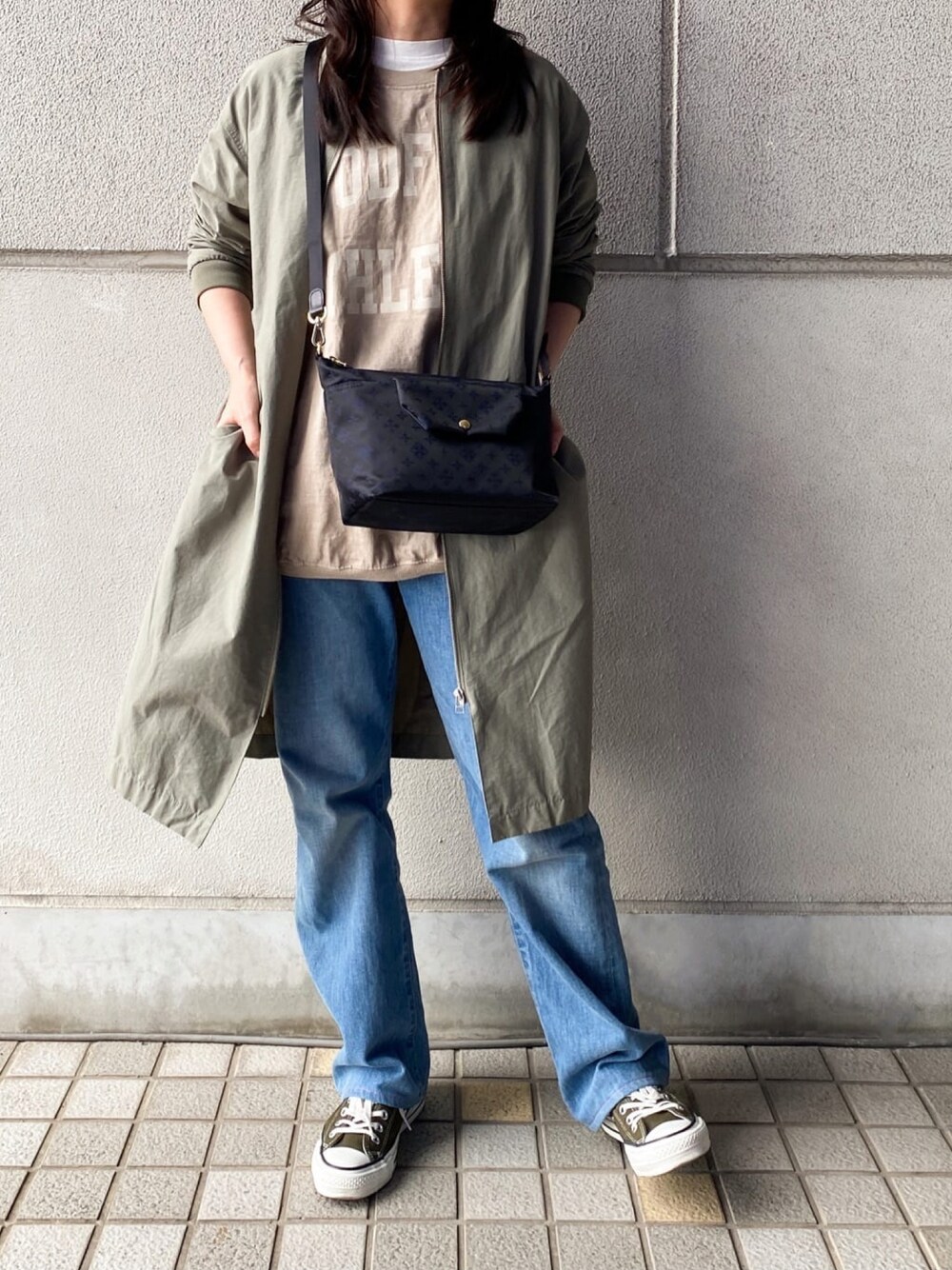 「ショルダーバッグ、russet(russet)、春コーデ、春アウター、Tシャツ、メンズライク、レイヤードスタイル、デニムパンツ、スニーカー女子、カジュアル、大人カジュアル、オトナカジュアル、シンプルコーデ、スニーカー、プリントT」｜「russetのフラップポケットショルダーバッグ(SF-203)（ショルダーバッグ、ブラック系）」を使った、kaoさん（レディース・160cm）の春コーディネートの1枚目の写真