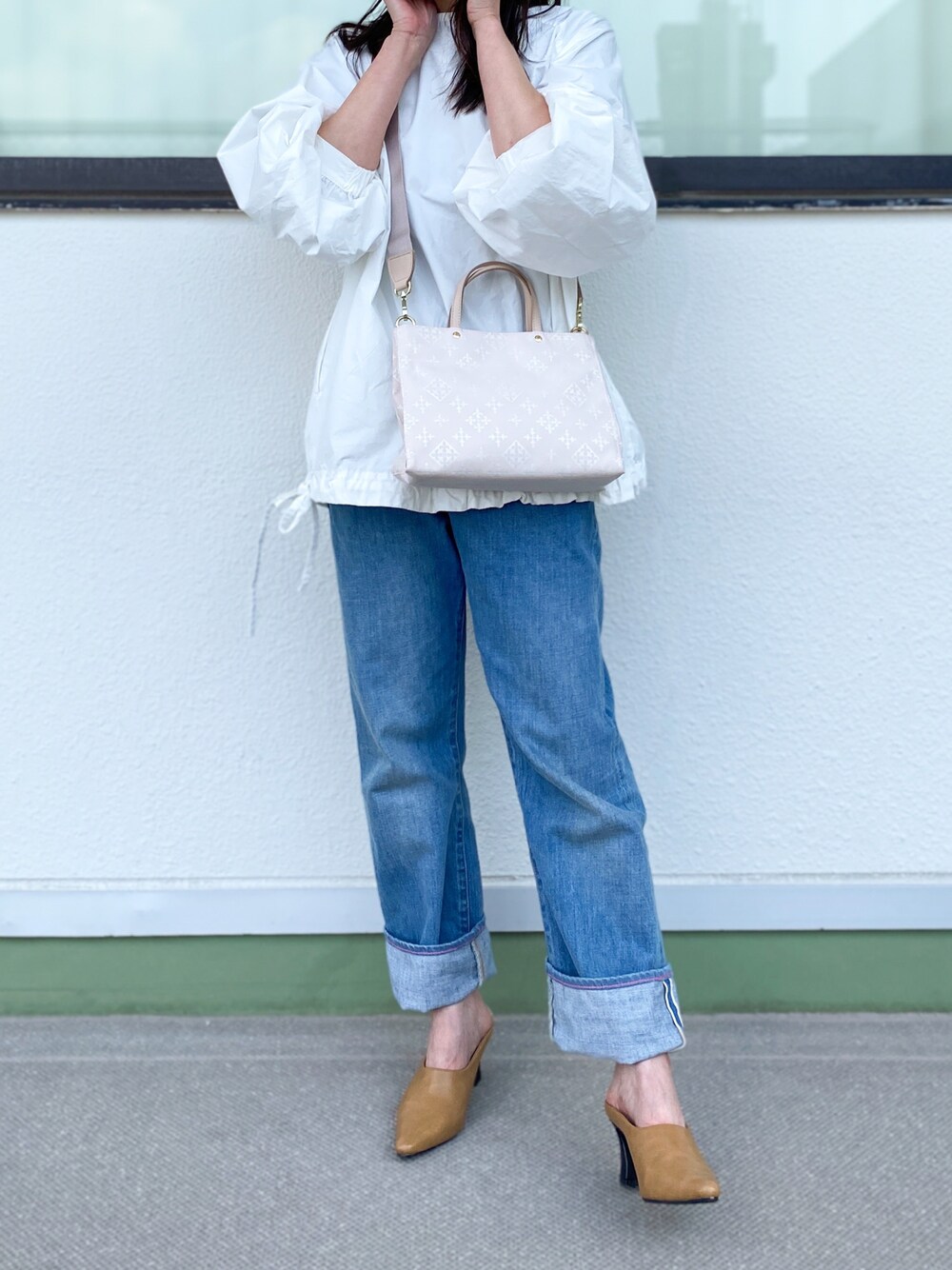 「春服、春コーデ、デニムパンツ、デニムコーデ、シャツコーデ、白シャツ、russet(russet)、オトナカジュアル、着回しコーデ、きれいめカジュアル、パンツコーデ、カジュアル、ミュール、大人コーデ」｜「russetの【新色予約受付中】＜SHOPPER＞トートバッグ S／コットンジャガード(CE-104)（ハンドバッグ、ピンク系）」を使った、kaoさん（レディース・160cm）の春コーディネートの1枚目の写真