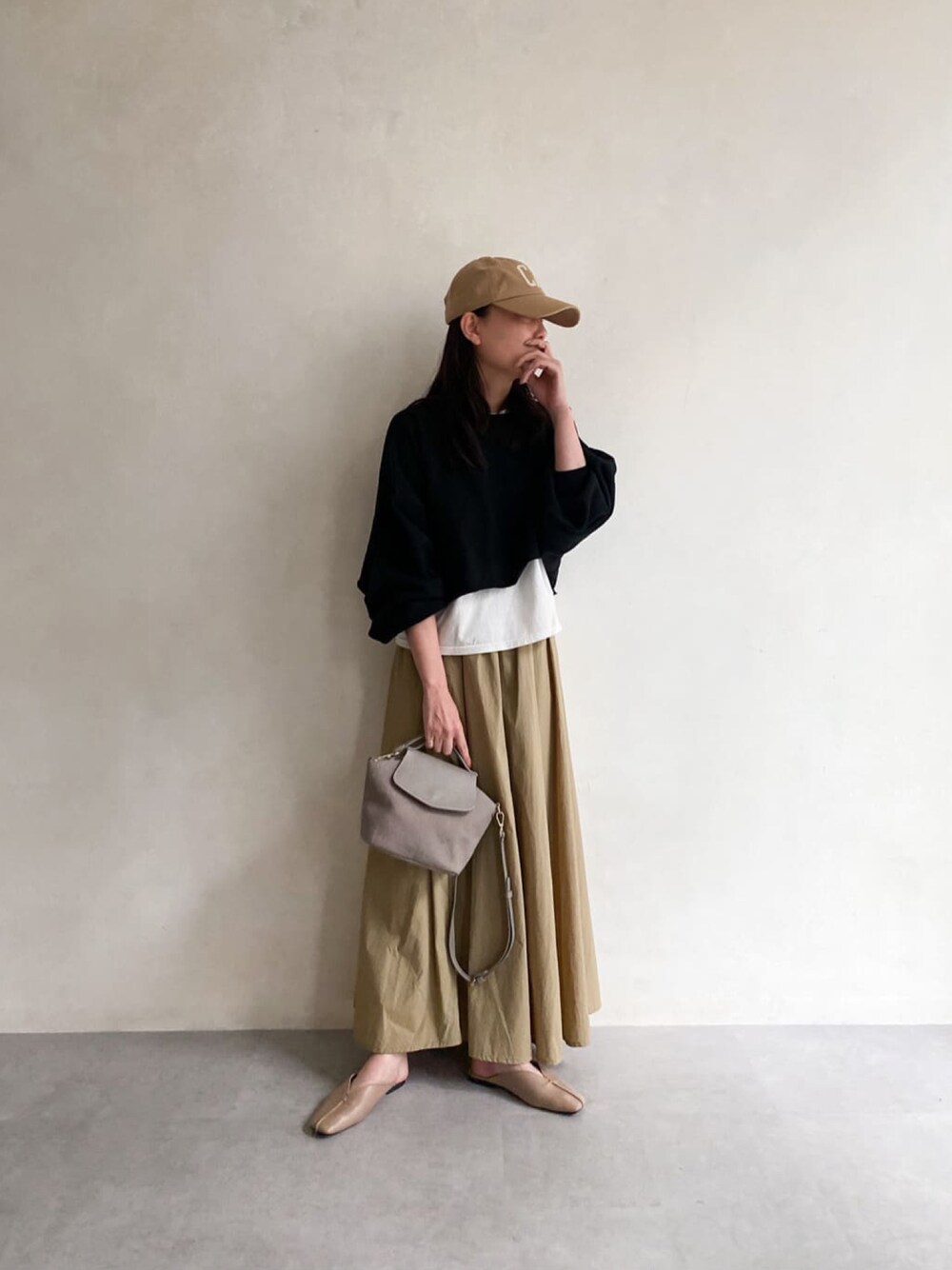 「オトナ女子、カジュアル、大人カジュアル、ootd、ロングスカート、キャップ女子、スカートスタイル、キャップ、春コーデ、russet(russet)、レイヤードスタイル、着まわしコーデ」｜「russetの《刺し子》レザーフラップ2WAYショルダーバッグ(CE-1044)（ショルダーバッグ、グレー系）」を使った、kaoさん（レディース・160cm）の冬コーディネートの1枚目の写真