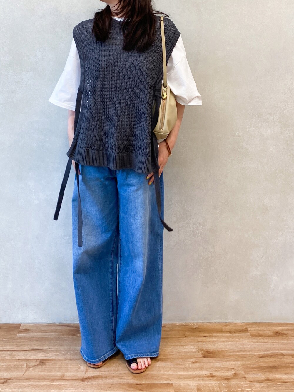 「シンプルスタイル、大人カジュアル、デニムパンツ、ワイドデニム、レイヤードスタイル、着回しコーデ、レイヤード、メッシュニット、メッシュトップス、russet(russet)、パンツコーデ、骨格ナチュラル、夏コーデ、初夏コーデ」｜「russetの【追加分予約受付中】《gem_by russet》レザーワンハンドルバッグ〈WEB限定〉（ショルダーバッグ、ベージュ系）」を使った、kaoさん（レディース・160cm）の春コーディネートの1枚目の写真