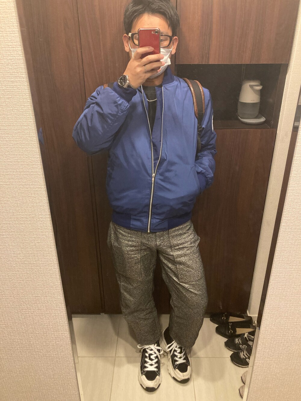 ブラック系のスニーカー、グレー系のパンツ、ブラック系のTシャツ/カットソーを着用したメンズの秋コーディネートの1枚目の写真
