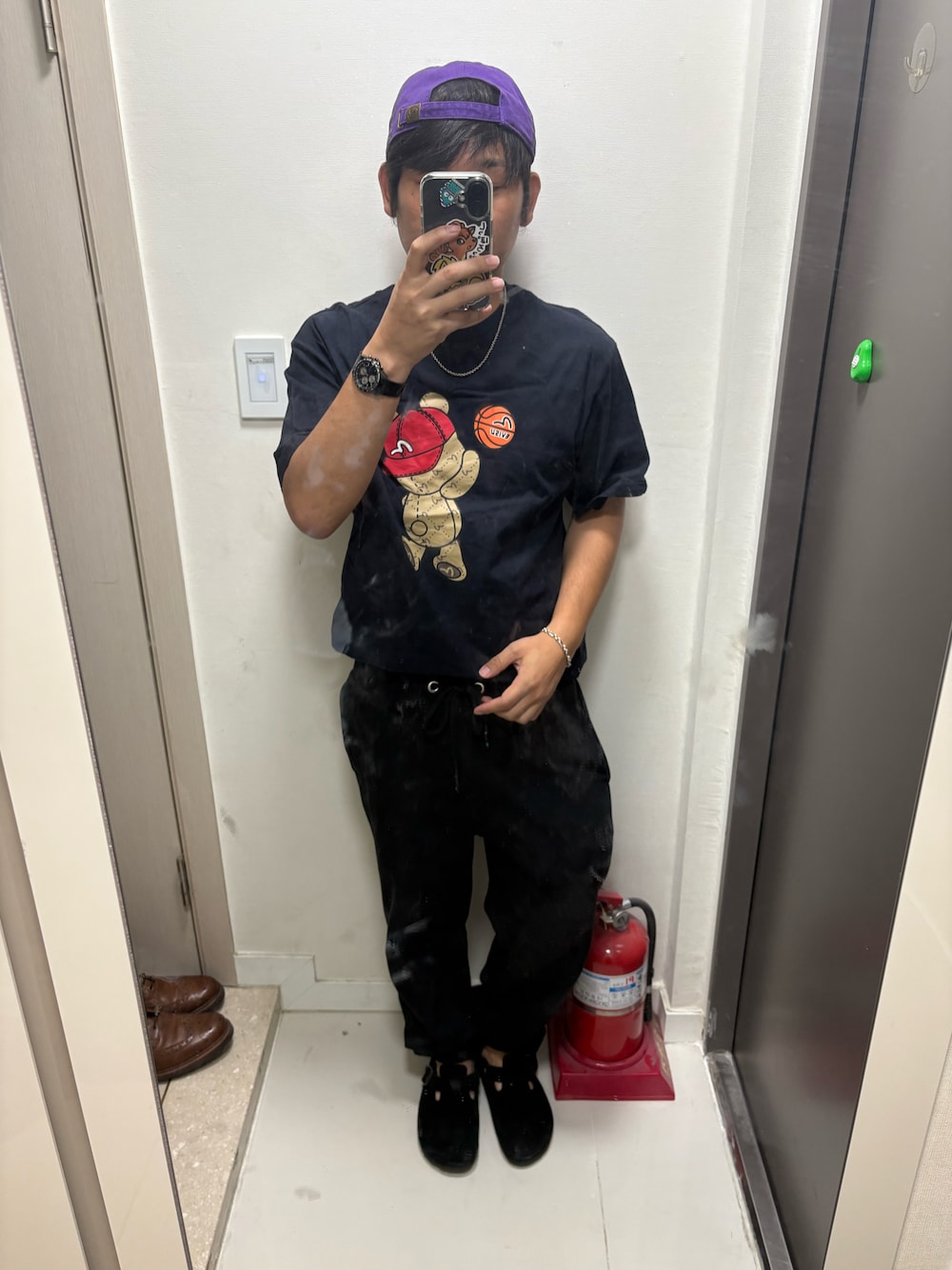 「夏コーデ、帽子、Tシャツ、スウェット、黒、サンダル、お洒落さんとつながりたい、おしゃれさんと繋がりたい、EVISU、FamilyMart、birkenstock、balansa」｜「BIRKENSTOCKのBIRKENSTOCK/ビルケンシュトック  Boston / ボストン（サンダル、ブラック系）」を使った、SHIMさん（メンズ・165cm）の秋コーディネートの1枚目の写真