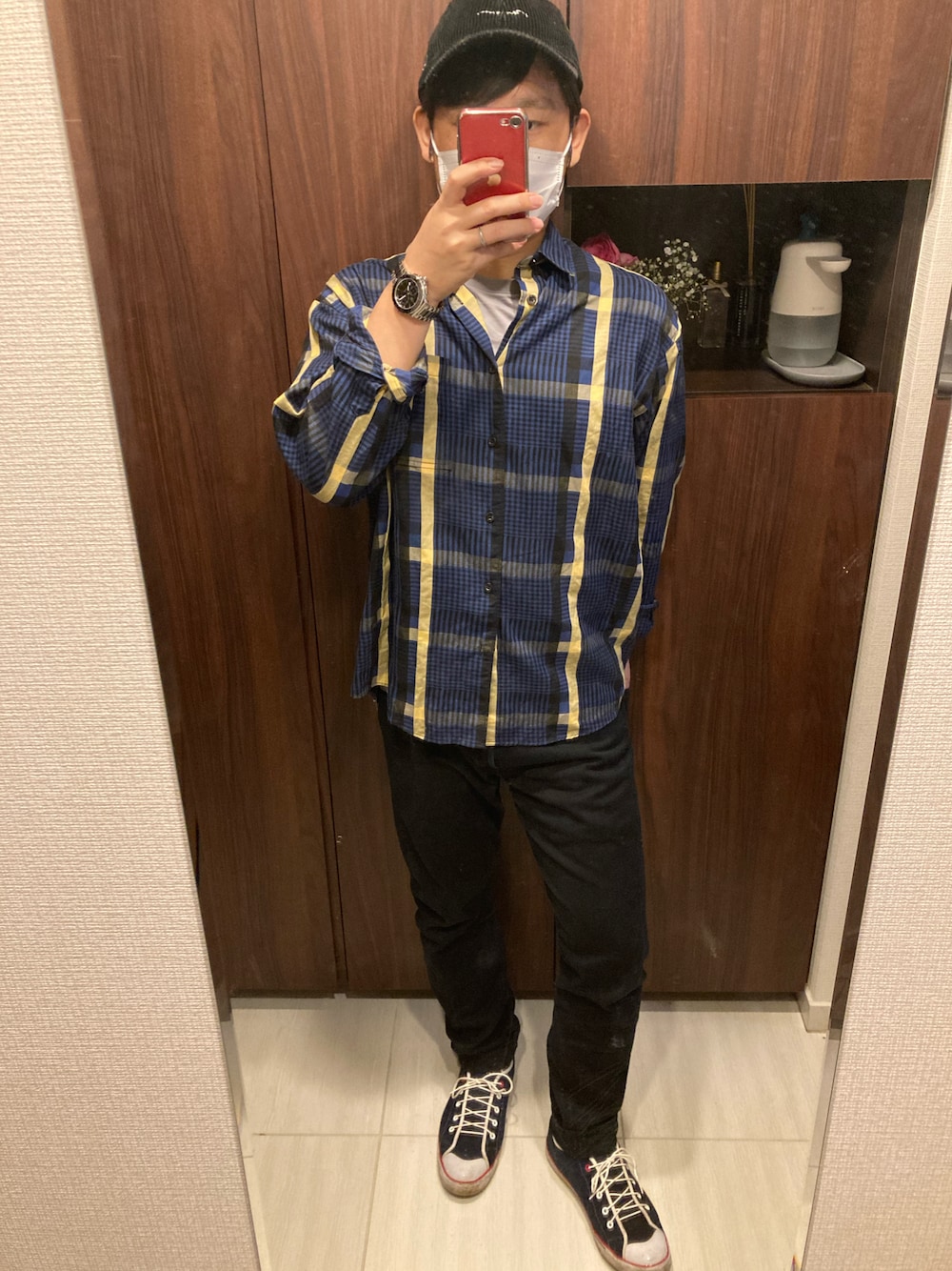 ブルー系のスニーカー、ブラック系のデニムパンツ、ブルー系のトップスを着用したメンズの春コーディネートの1枚目の写真