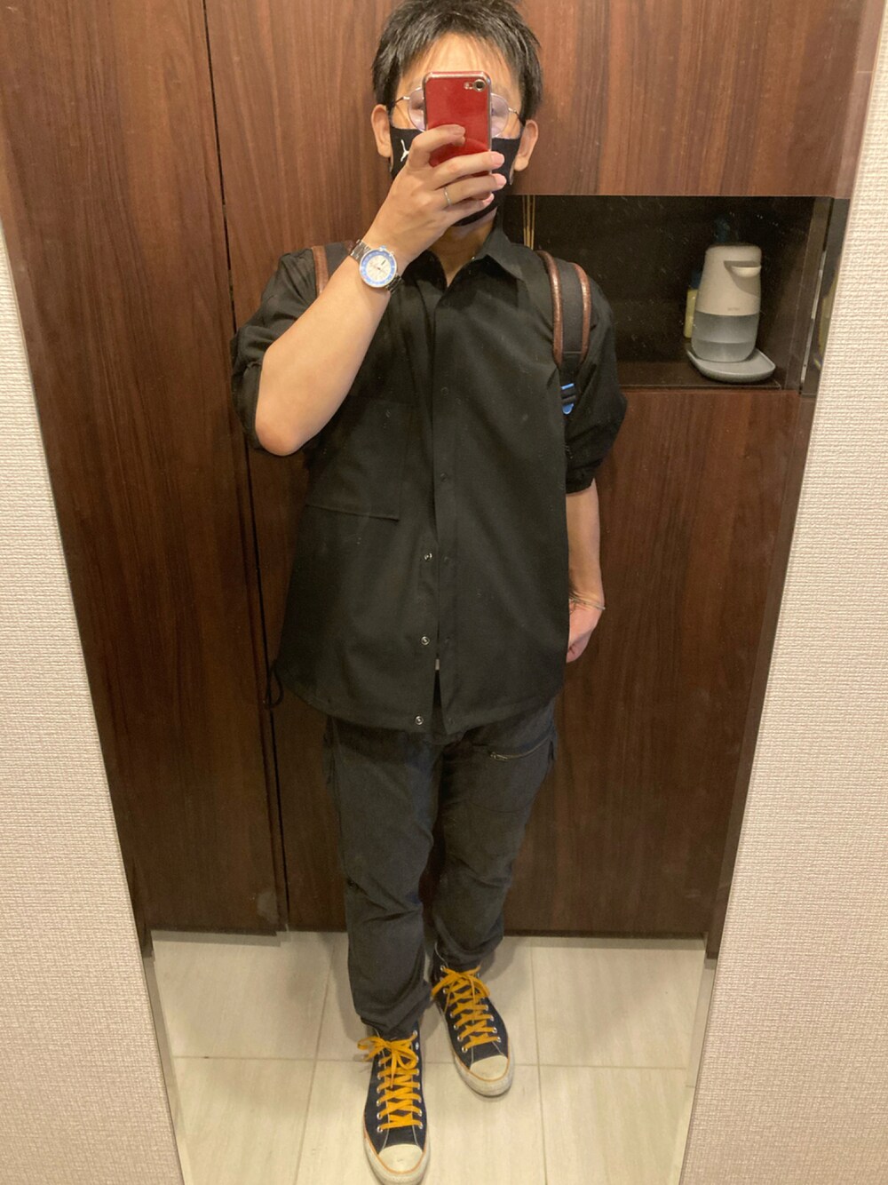 「だから秋服が好き、お洒落さんとつながりたい、カジュアル、秋のコーデ、ブラック、カジュアルコーデ、スニーカーコーデ、UNIQLO、theory、converse」｜「CONVERSEのアイテム（スニーカー、ブルー系）」を使った、SHIMさん（メンズ・165cm）の秋コーディネートの1枚目の写真