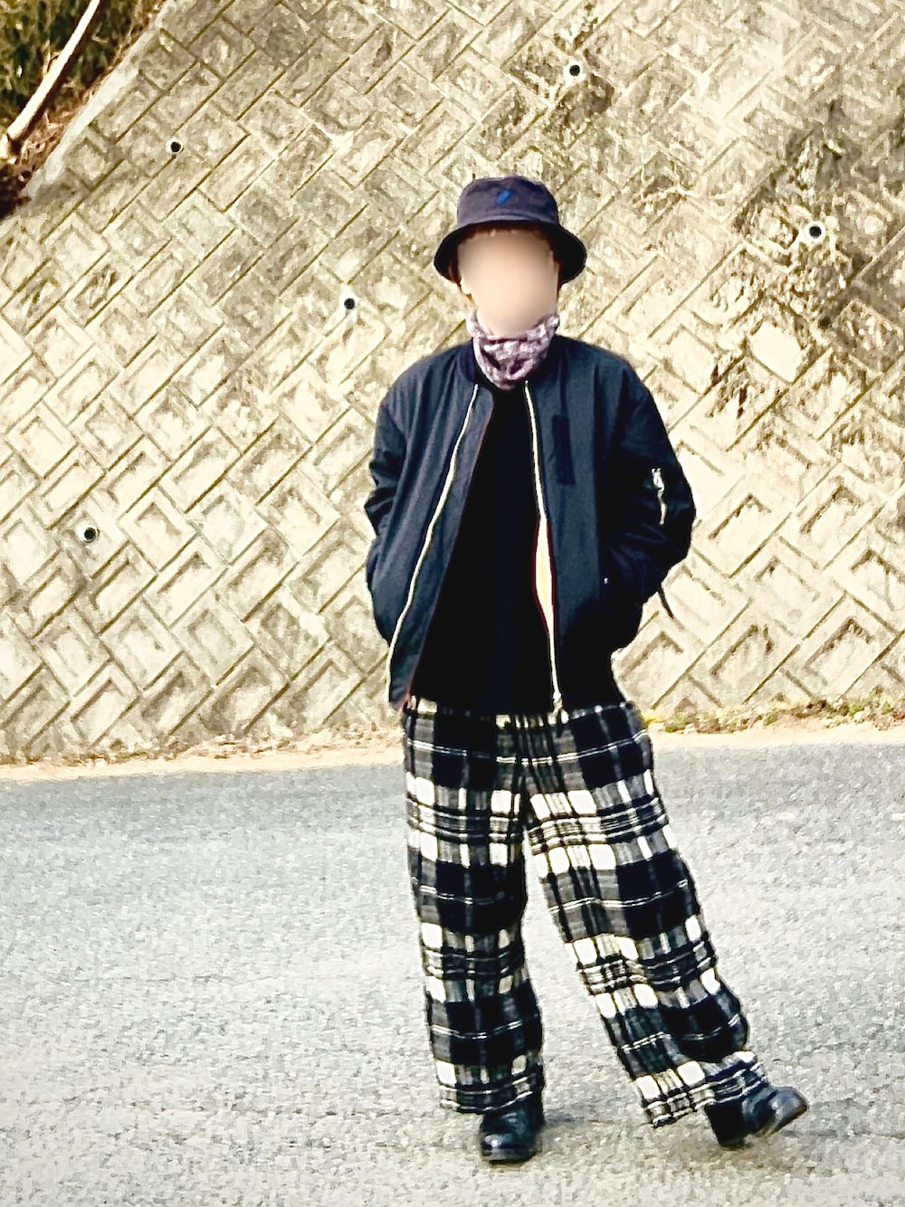 「MA-1、チェックパンツ、バケットハット、g.v.g.v.、Transit、1sin、ネックウォーマー、ショートブーツ、低身長、低身長女子、低身長コーデ、小柄女子、ボーイズライク」｜「G.V.G.V.のアイテム（MA-1、ブラック系）」を使った、Yさん（レディース・147cm）の冬コーディネートの1枚目の写真