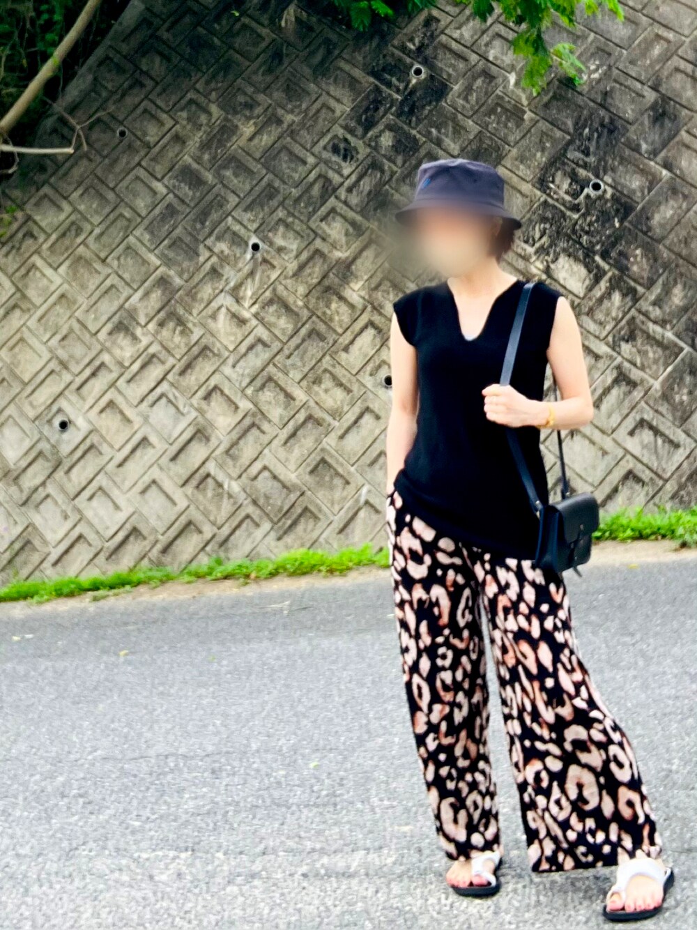 「バケットハット、ノースリニット、柄パンツ、ショルダーバッグ、ビーチサンダル、1sin、UNIQLO、mamekurogouchi、UNIQLO×mamekurogouchi、H&M、THE RERACS、united arrows、低身長、低身長コーデ」｜「1sinのアイテム（帽子、ブラック系）」を使った、Yさん（レディース・147cm）の夏コーディネートの1枚目の写真