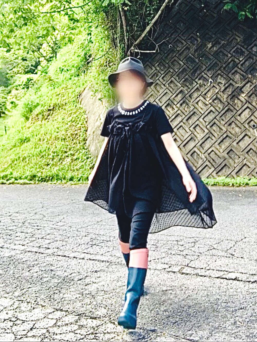 「レインブーツ、シフォンワンピース、ロゴT、ブラックTシャツ、ストローハット、Maison Margiela、GU、AIGLE、colony 2139、雨の日コーデ、低身長、低身長コーデ」｜「Maison Margielaのアイテム（Tシャツ/カットソー、ブラック系）」を使った、Yさん（レディース・147cm）の夏コーディネートの1枚目の写真