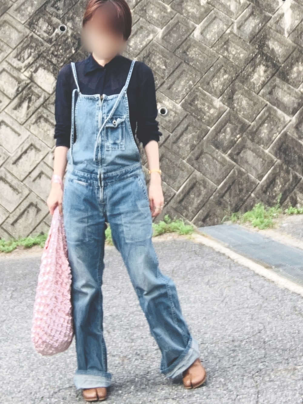 「johnbull、Maison Margiela、vintage、デニムサロペット、ピンクバッグ、タビブーツ、黒シャツ、低身長、低身長コーデ、低身長女子」｜「Maison Margielaのアイテム（ブーツ、ブラウン系）」を使った、Yさん（レディース・147cm）の秋コーディネートの1枚目の写真