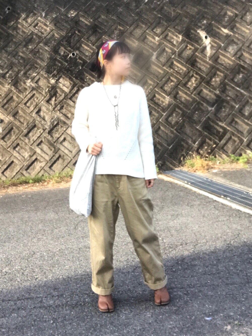 「スカーフ、ヘアアレンジ、ニット、チノパン、足袋ブーツ、MARNI、DEMYLEE、SETTO、Maison Margiela」｜「MARNIのアイテム（ストール/ショール、パープル系）」を使った、Yさん（レディース・147cm）の秋コーディネートの1枚目の写真