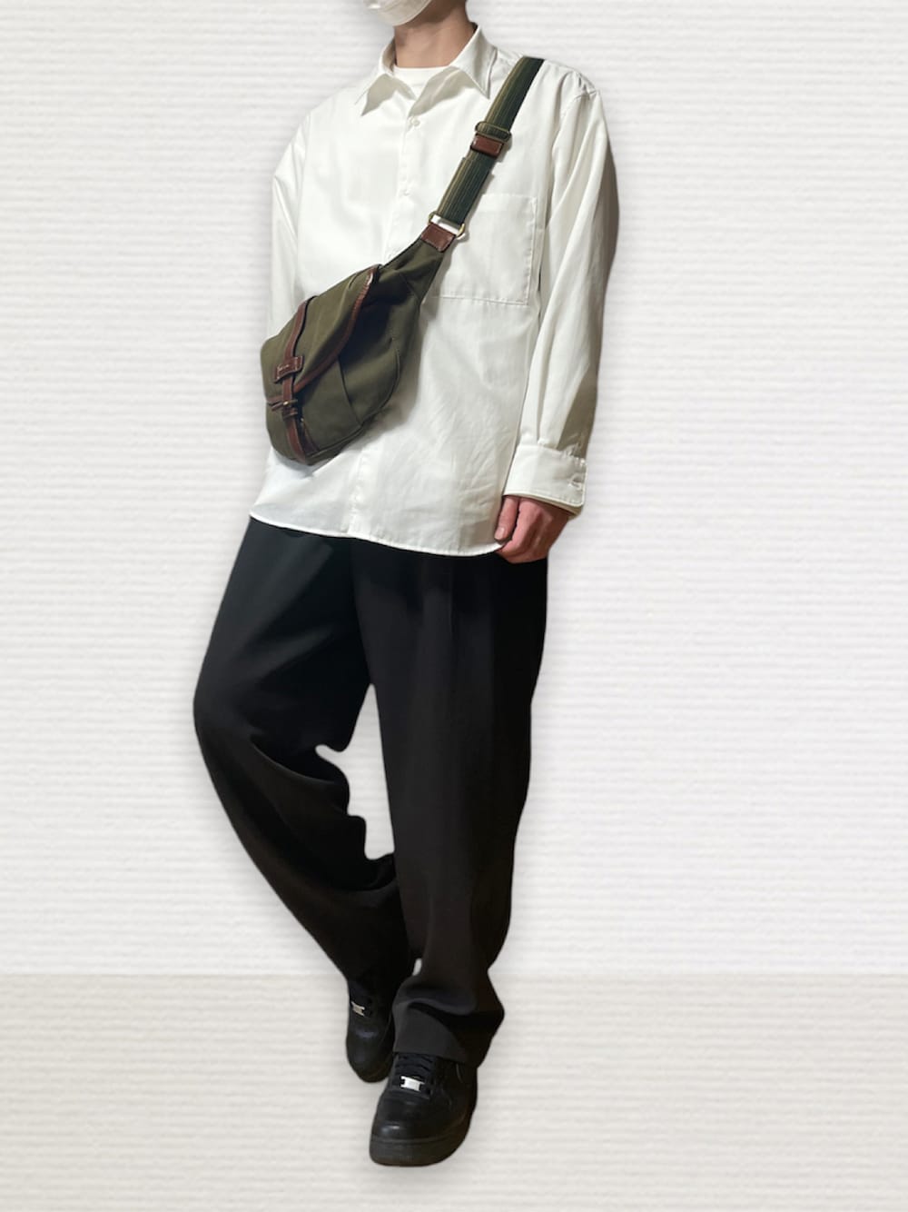「シンプルコーデ、シャツスタイル、スラックス、スニーカー、バッグ、WYM、NIKE、Paul Smith」｜「WYM LIDNMの【WYM LIDNM】TENCEL RELAX WIDE SHIRT（シャツ/ブラウス、ホワイト系）」を使った、htkさん（メンズ・169cm）の春コーディネートの1枚目の写真