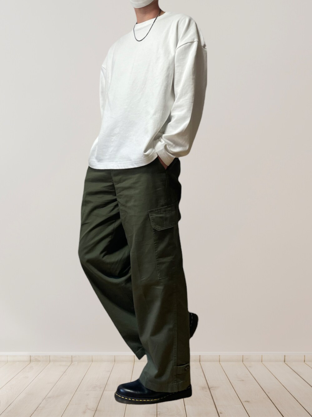「シンプルコーデ、白Tシャツ、ロンT、カーゴパンツ、革靴、GU、remer、Dr.Martens」｜「remerのloose basic long Tee/ルーズベーシックロンTee（Tシャツ/カットソー、ホワイト系）」を使った、htkさん（メンズ・169cm）の春コーディネートの1枚目の写真