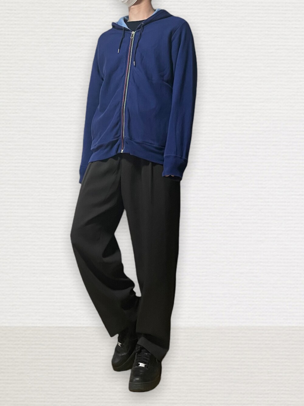 「シンプルコーデ、パーカー、スラックス、スニーカー、ブルー、Paul Smith、WYM、NIKE」｜「Paul SmithのSPORTS STRIPE ZIP UP PARKA / 282513 360R（パーカー、ブルー系）」を使った、htkさん（メンズ・169cm）の春コーディネートの1枚目の写真