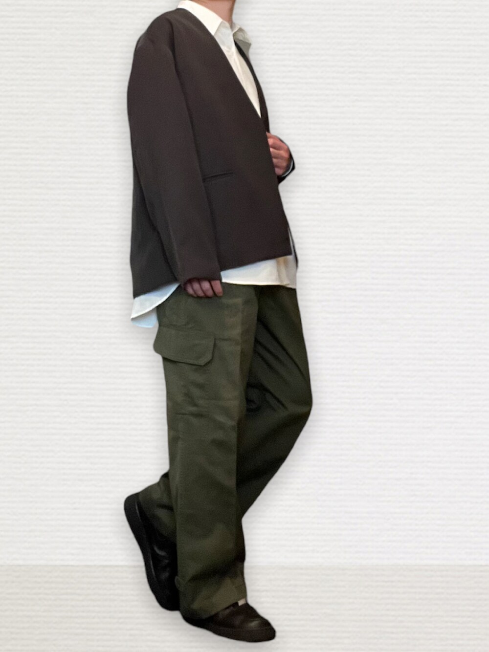 「オーバーサイズ、シンプル、シンプルスタイル、春、ノーカラージャケット、白シャツ、カーゴパンツ、スニーカー、オリーブ、スニーカーコーデ」｜「WYM LIDNMの【WYM LIDNM】CARDIGAN JK RELAX SET-UP（セットアップ、グレー系）」を使った、htkさん（メンズ・169cm）の春コーディネートの1枚目の写真