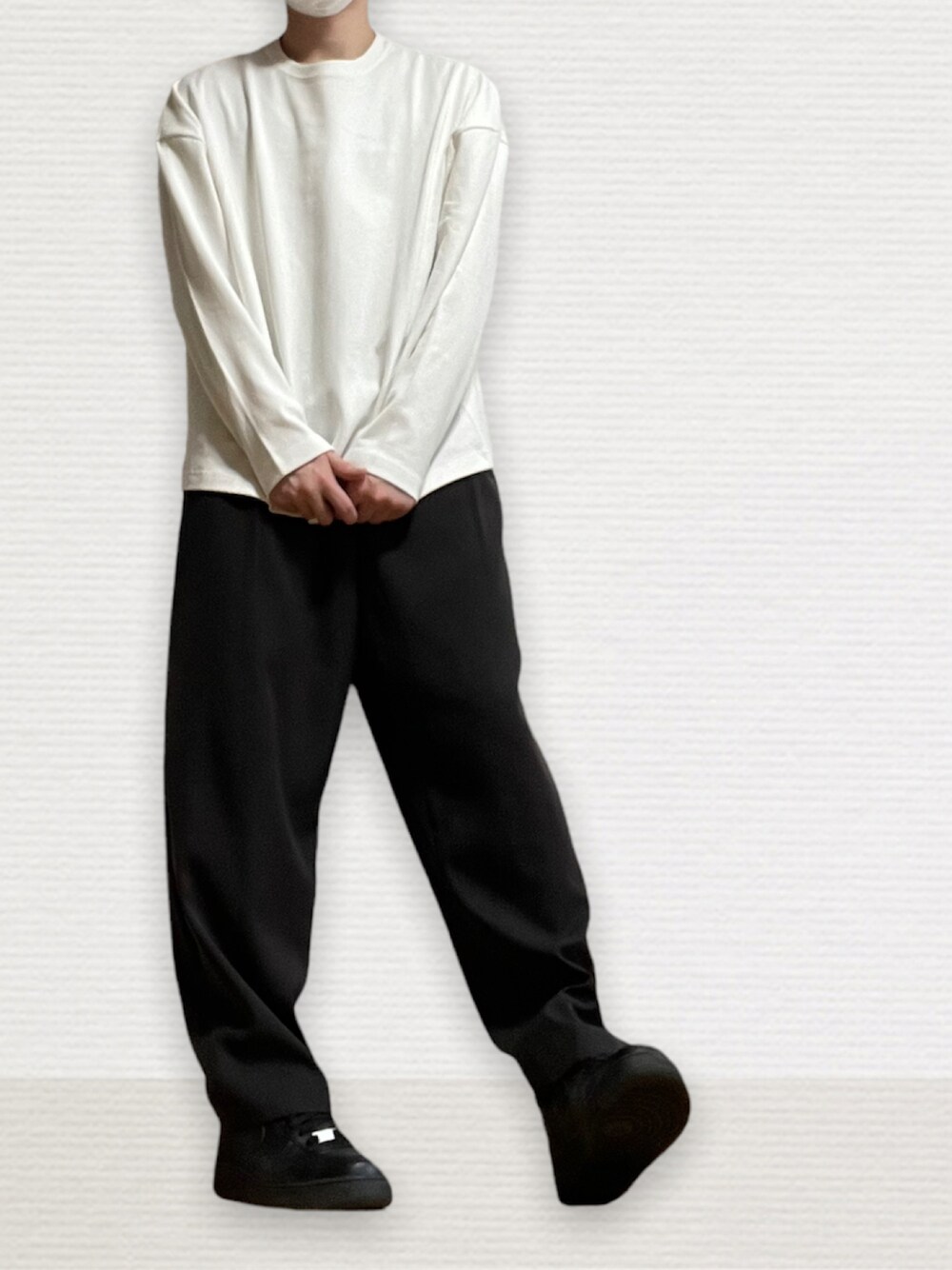 「シンプル、シンプルスタイル、ロンT、スラックス、スニーカー、remer、WYM、NIKE」｜「remerのloose basic long Tee/ルーズベーシックロンTee（Tシャツ/カットソー、ホワイト系）」を使った、htkさん（メンズ・169cm）の春コーディネートの1枚目の写真