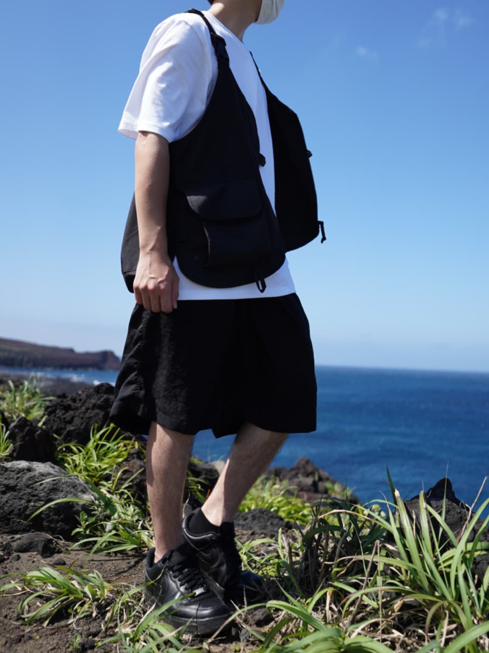 「シンプルコーデ、ベスト、白Tシャツ、ショートパンツ、ハーフパンツ、スニーカー、graphpaper、snow peak、DAIWAPIER39、NIKE」｜「Snow PeakのSnow Peak / スノーピーク　TAKIBI Vest タキビベスト（ベスト、ブラック系）」を使った、htkさん（メンズ・169cm）の夏コーディネートの1枚目の写真