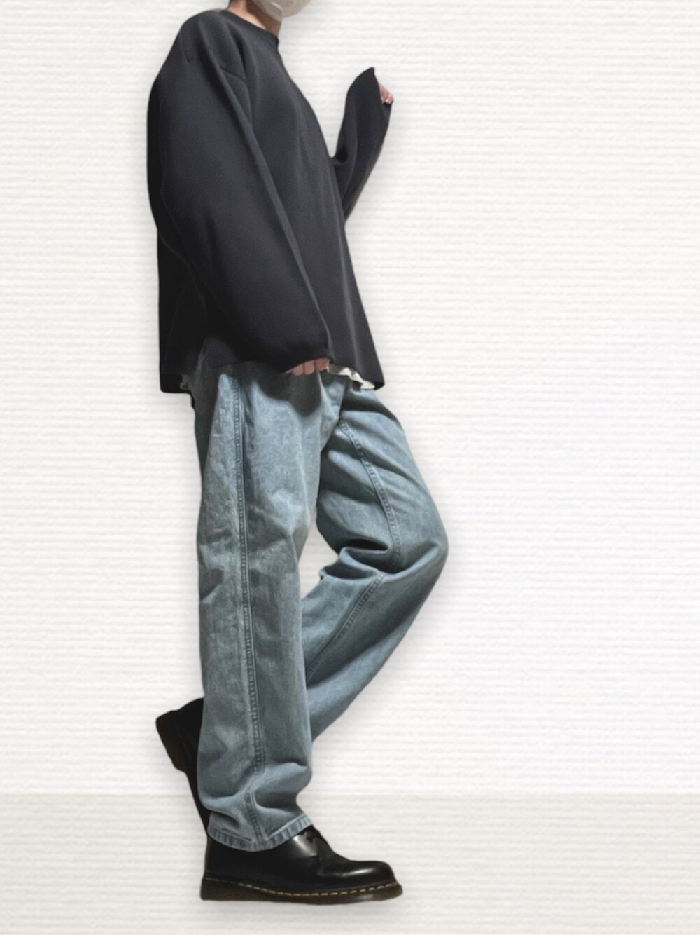 「シンプル、シンプルコーデ、ニット、デニム、デニムパンツ、革靴、レイヤードスタイル、春ニット」｜「WYM LIDNMの【WYM LIDNM】MILANO RIB BOTTLE NECK PO KNIT（ニット/セーター、グレー系）」を使った、htkさん（メンズ・169cm）の春コーディネートの1枚目の写真