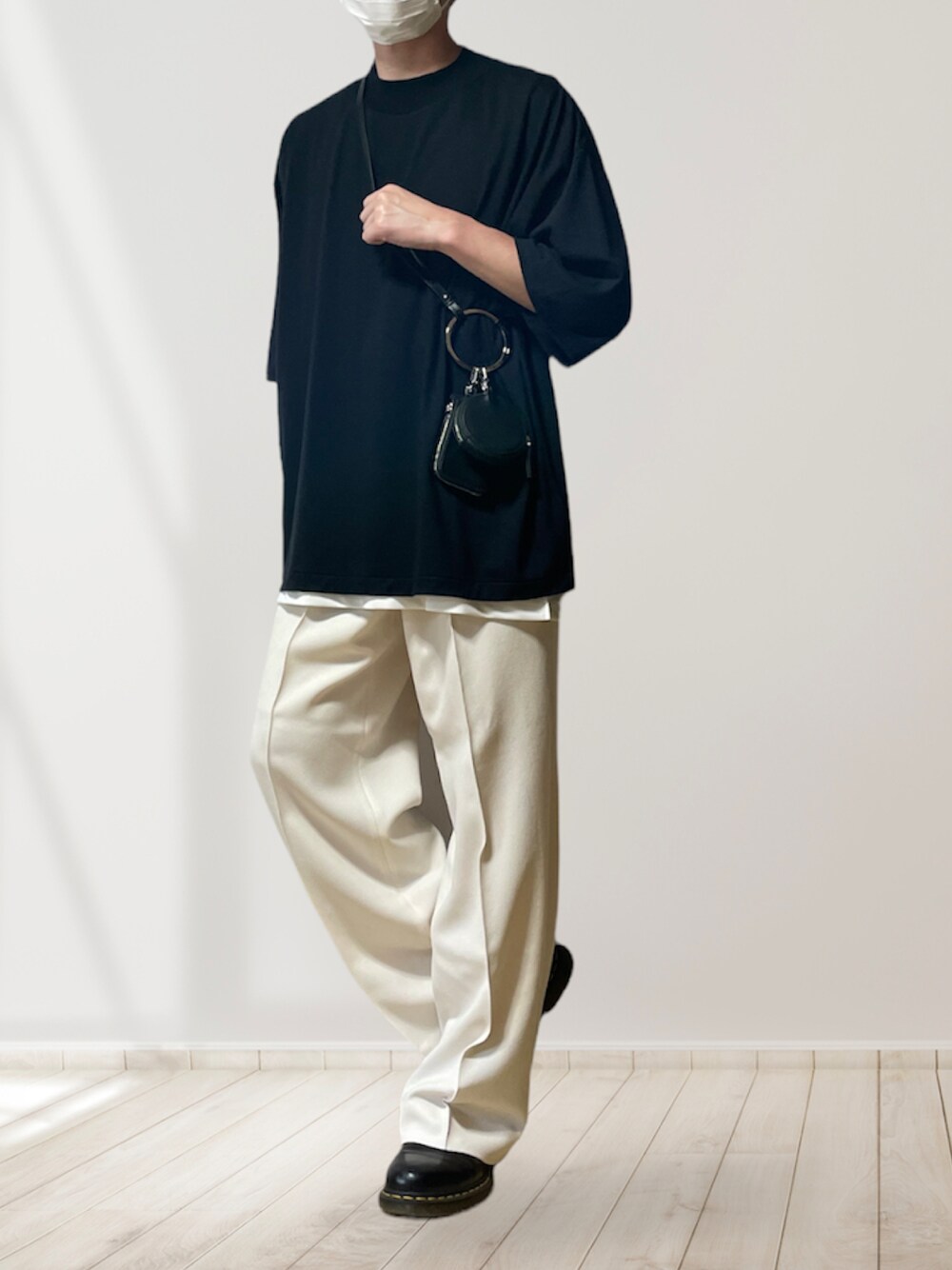 「ゆるコーデ、Tシャツ、モックネック、白パンツ、革靴、バッグ、レザー、AURALEE、maisonspecial、Dr.Martens」｜「AURALEEのSUPER SOFT WOOL JERSEY MOCK-NECK（Tシャツ/カットソー、ブラック系）」を使った、htkさん（メンズ・169cm）の春コーディネートの1枚目の写真