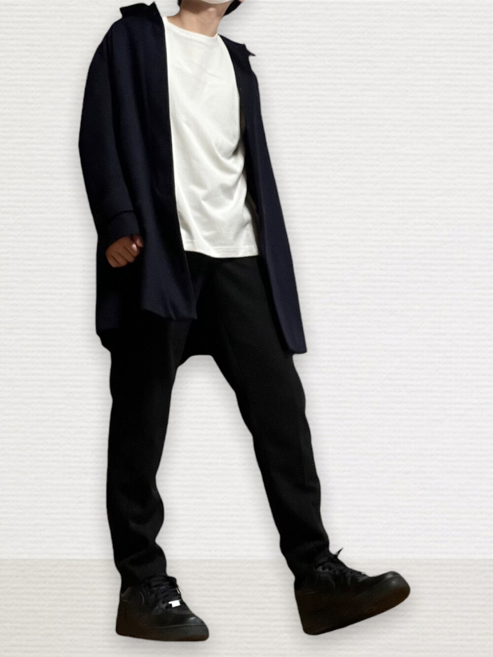 「シンプルコーデ、ステンカラーコート、ロンT、スキニー、スニーカー、aquascutum、remer、GU、NIKE」｜「remerのloose basic long Tee/ルーズベーシックロンTee（Tシャツ/カットソー、ホワイト系）」を使った、htkさん（メンズ・169cm）の春コーディネートの1枚目の写真