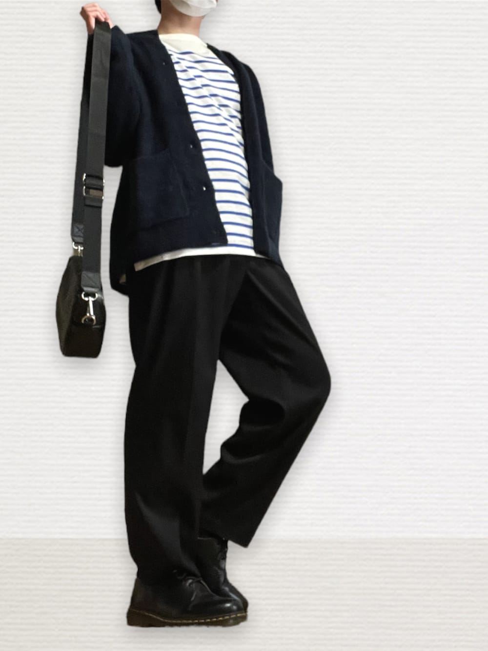 「シンプルコーデ、ボーダー、カーディガン、ダークブルー、スラックス、革靴、バッグ、春」｜「remerのloose basic mohair cardigan / ルーズベーシックモヘア混カーディガン（カーディガン/ボレロ、ブルー系）」を使った、htkさん（メンズ・169cm）の春コーディネートの1枚目の写真