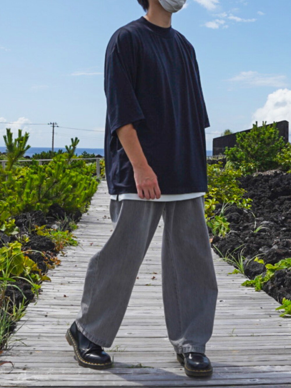 「シンプルコーデ、夏、デニムパンツ、レイヤードスタイル、タンクトップ、革靴、AURALEE、CASPER JOHN、WYM、Dr.Martens」｜「AURALEEのSUPER SOFT WOOL JERSEY MOCK-NECK（Tシャツ/カットソー、ブラック系）」を使った、htkさん（メンズ・169cm）の夏コーディネートの1枚目の写真