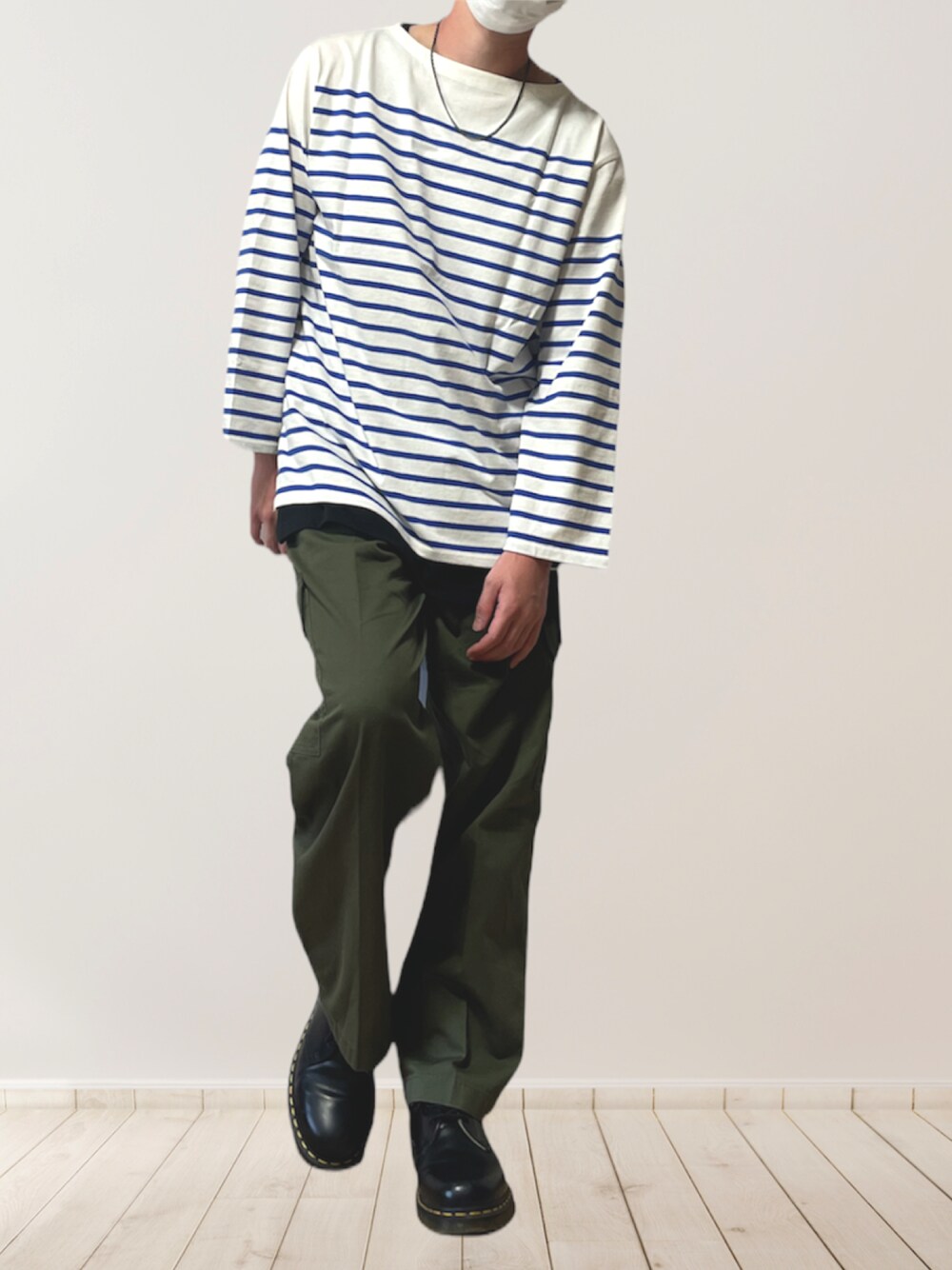 「シンプルコーデ、ボーダー、カーゴパンツ、革靴、UNIQLO、GU、Dr.Martens」｜「UNIQLOのアイテム（Tシャツ/カットソー、ブルー系）」を使った、htkさん（メンズ・169cm）の春コーディネートの1枚目の写真