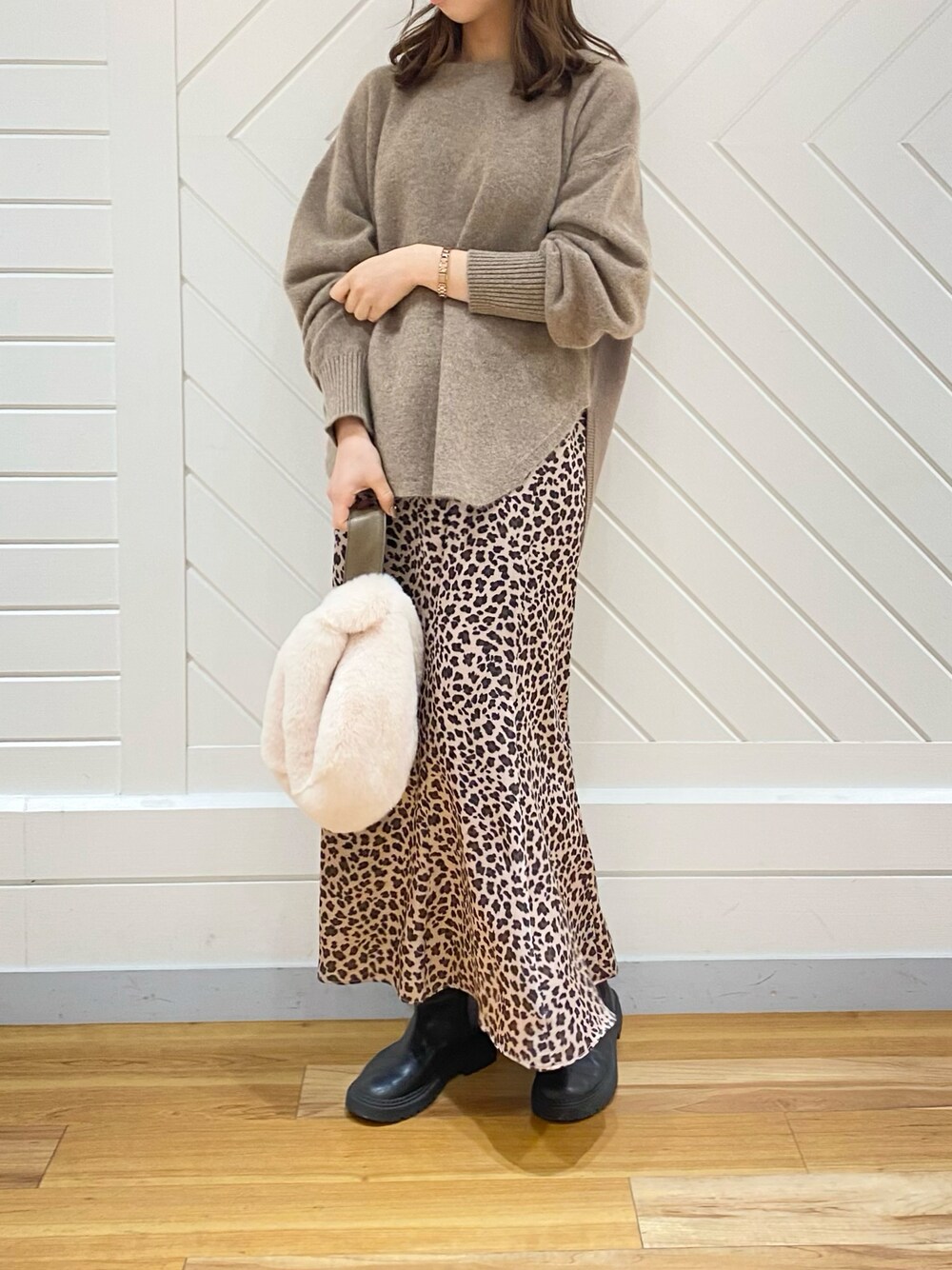 「オトナカジュアル、冬、あったかコーデ、大人女子、スカートコーデ、トートバッグ、オトナ女子、ゆるニット、ブラウンニット、おしゃれさんと繋がりたい、私の推しブランド、シンプル、シンプルコーデ、長身コーデ、ヒョウ柄スカート」｜「DouDouのレオパード柄スカート（スカート、ベージュ系）」を使った、DouDou  阪急三番街店さん（レディース・165cm）の冬コーディネートの1枚目の写真