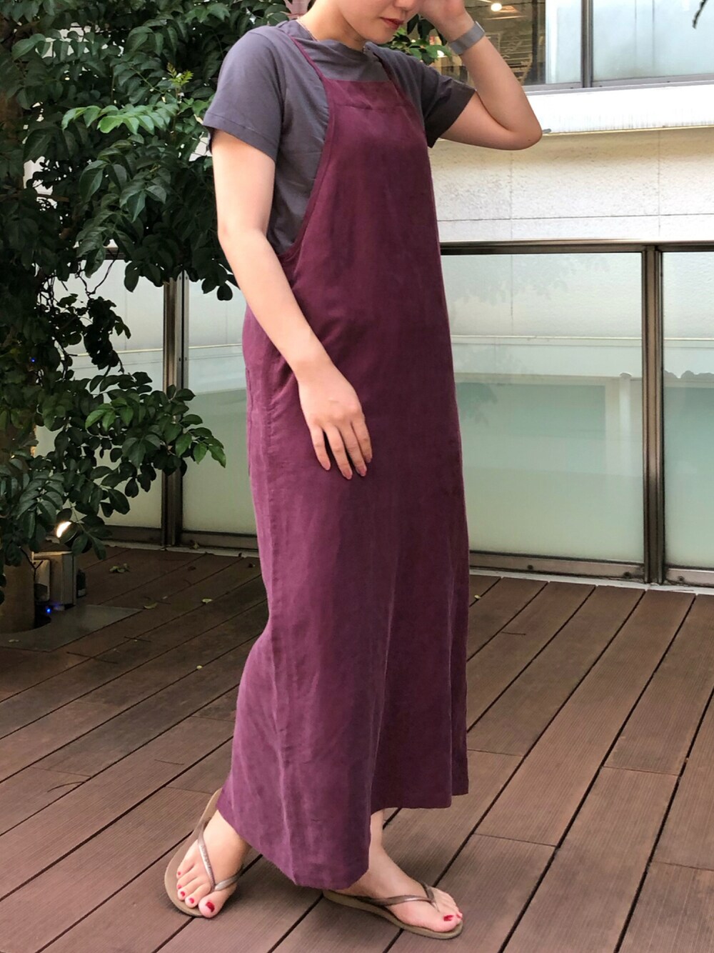 グレー系のTシャツ/カットソー、レッド系のワンピースを着用したレディースの夏コーディネートの1枚目の写真