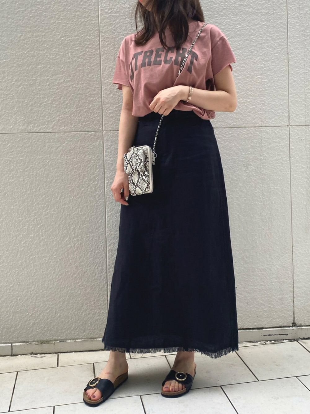 「大人カジュアル、きれいめカジュアル、カジュアルコーデ、Tシャツ、ロゴT、リネンスカート、ピンクTシャツ、スカートコーデ、切りっぱなし、夏コーデ」｜「DouDouの【WEB限定】UTRECHT ロゴT（Tシャツ/カットソー、ピンク系）」を使った、DouDou  阪急三番街店さん（レディース・162cm）の夏コーディネートの1枚目の写真