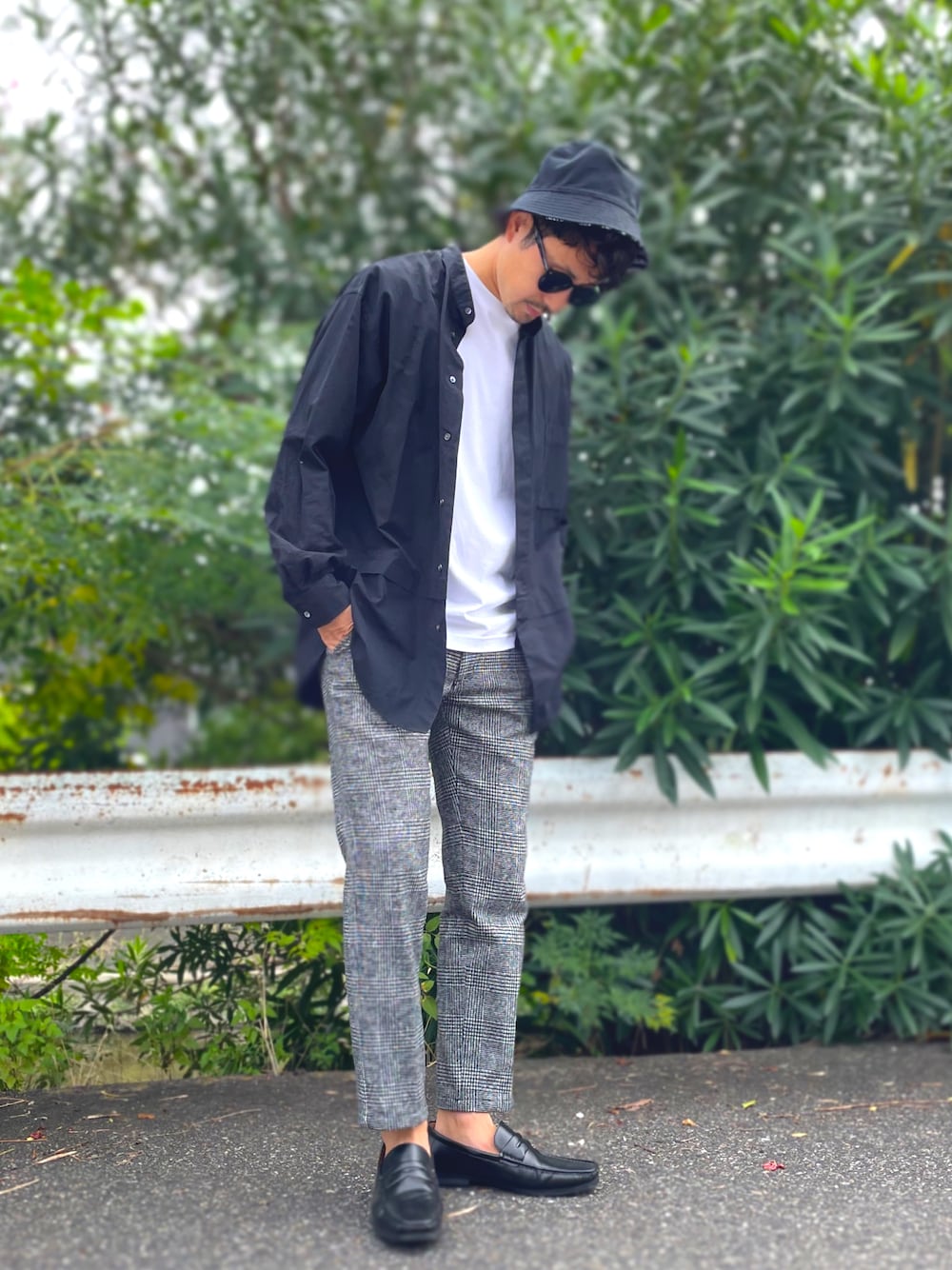 「秋コーデ、シンプル、お洒落さんとつながりたい、シャツスタイル、モノトーン、シンプルスタイル、converse、UNIQLO、プチプラ、スラックス、革靴、大人カジュアル、ブラック、グレンチェック、パパコーデ」｜「Benoのソフトメルトン ベーシック テーパード トラウザーズ（スラックス、グレー系）」を使った、junction73さん（メンズ・175cm）の秋コーディネートの1枚目の写真